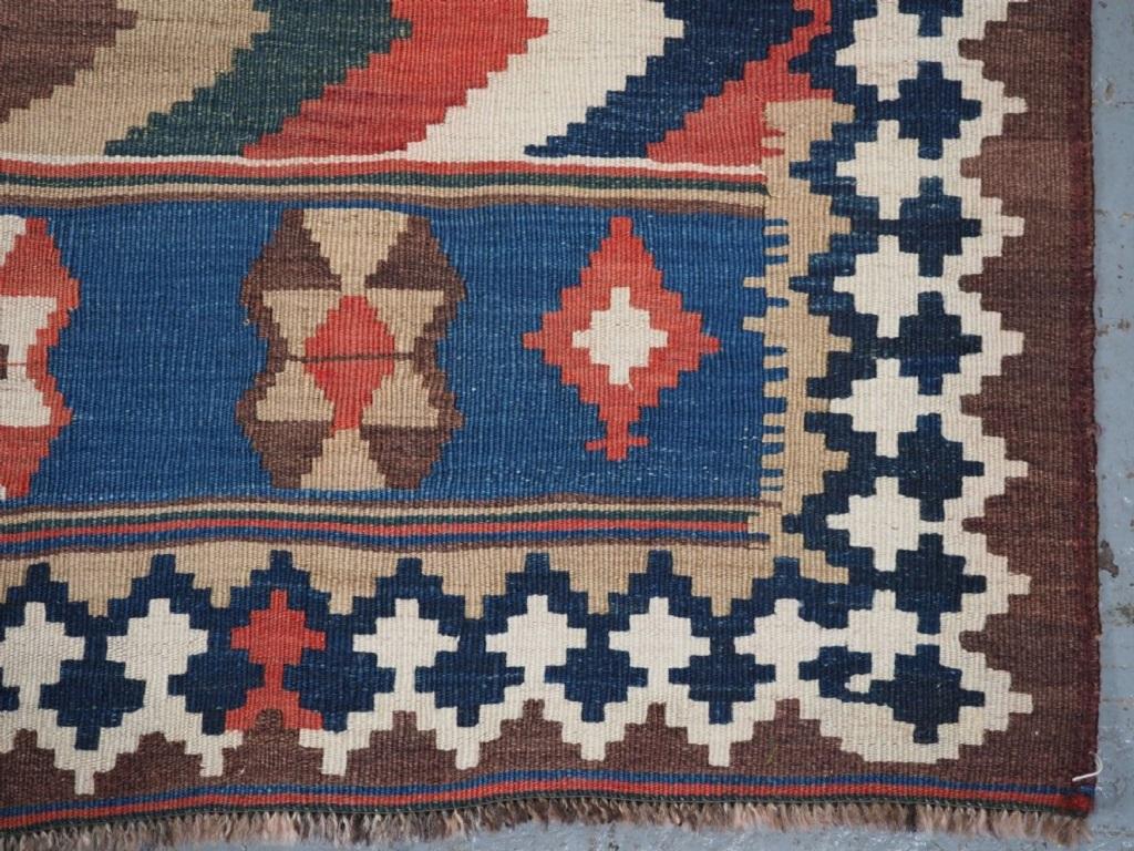 Antiker Qashqai-Stammes Kelim mit gebändertem Design, um 1900 (Persisch) im Angebot