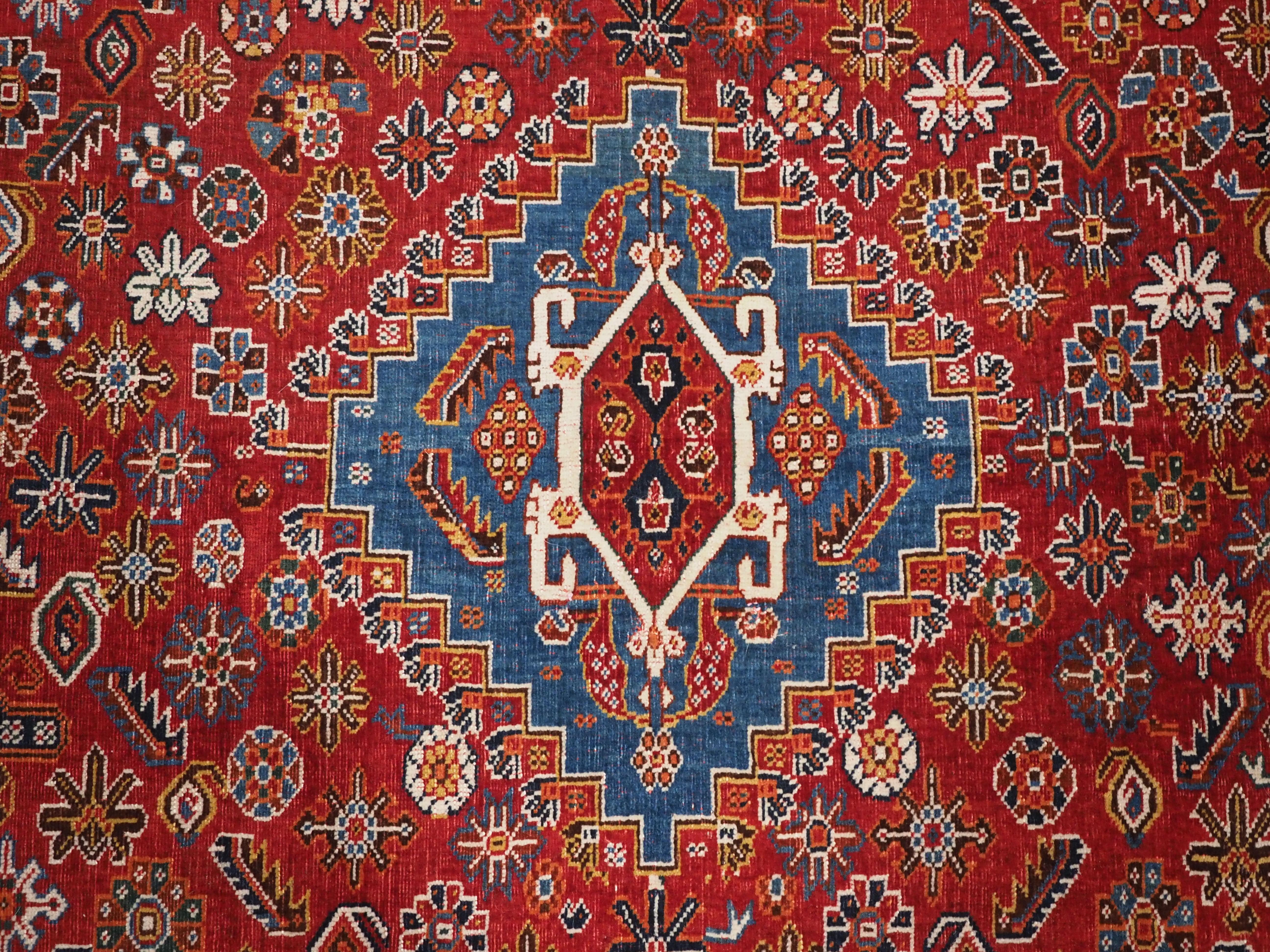 Tapis tribal Qashqai ancien avec petit médaillon central.  Date d'environ 1890. en vente 4