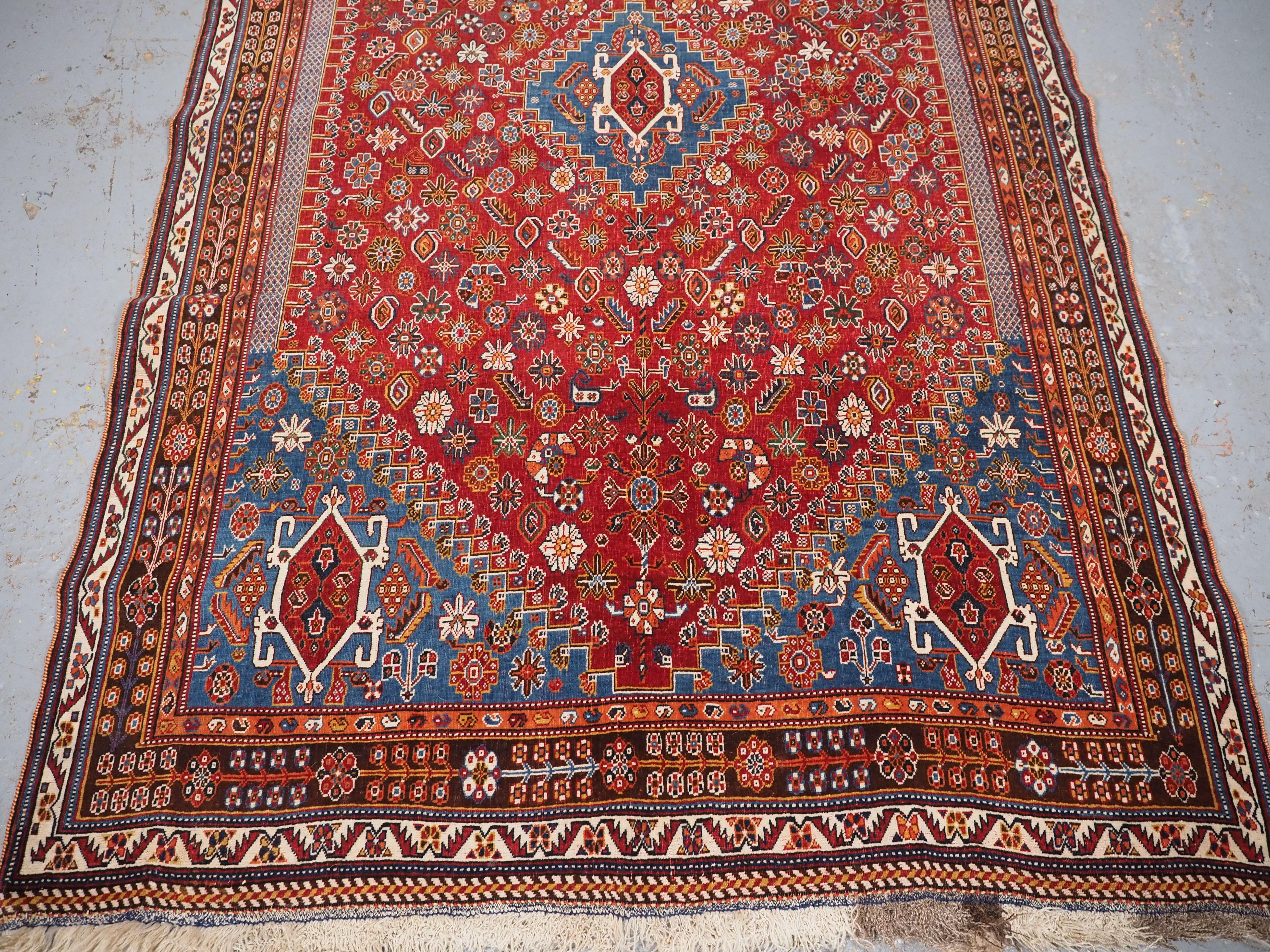 Fin du XIXe siècle Tapis tribal Qashqai ancien avec petit médaillon central.  Date d'environ 1890. en vente