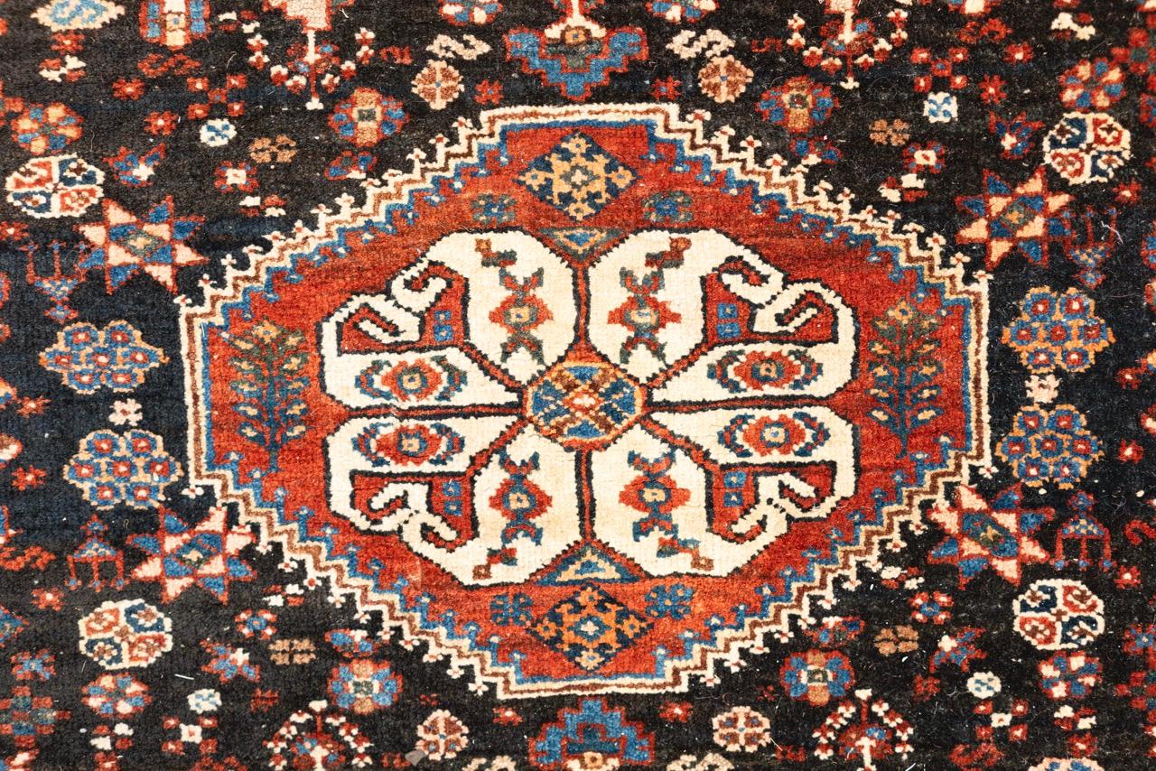 Antiker Qasqai-Teppich im Angebot 2