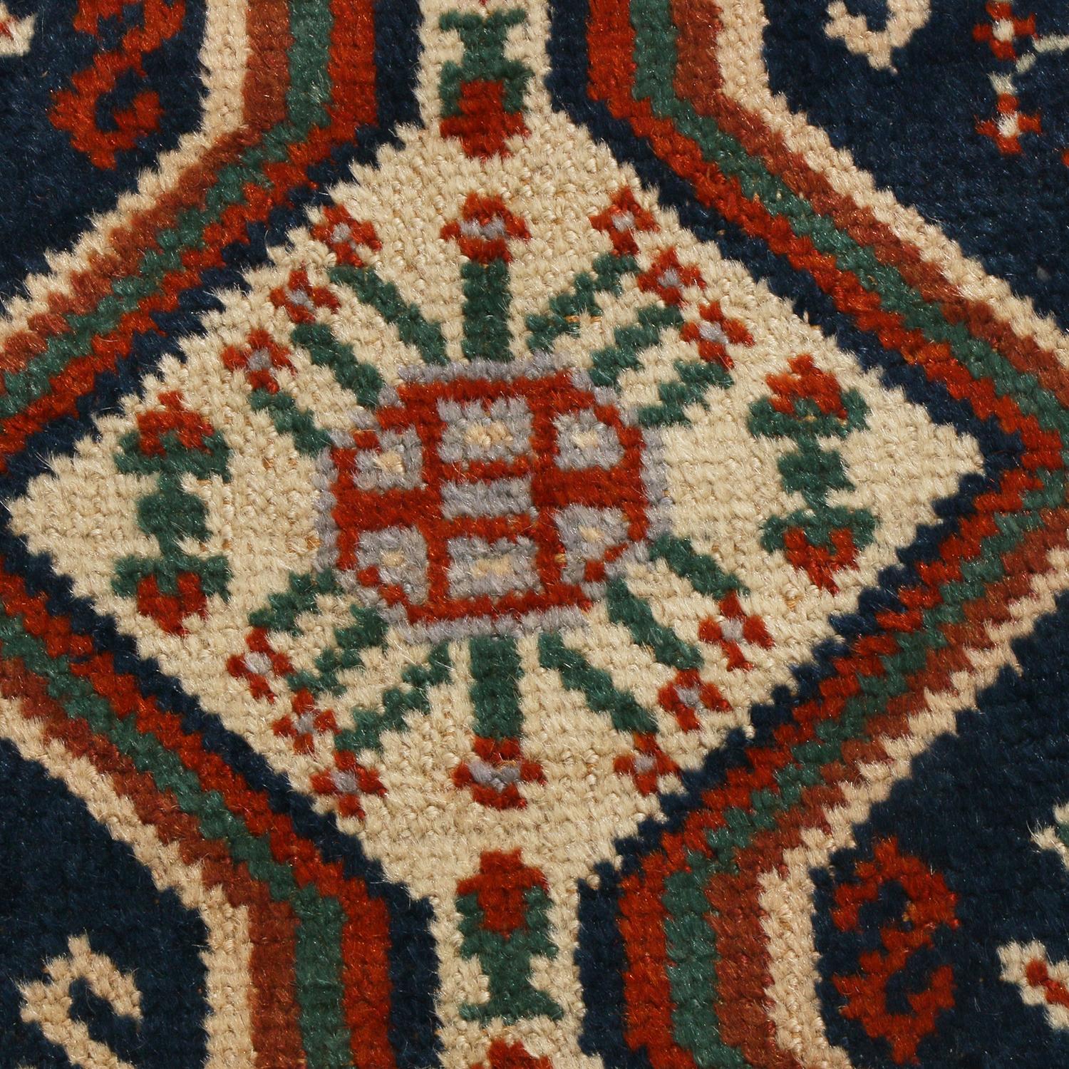 Antiker antiker Qasqhai-Wollteppich in Beige und Burgunder mit geometrischem Blumenmuster von Teppich & Kelim (Handgeknüpft) im Angebot