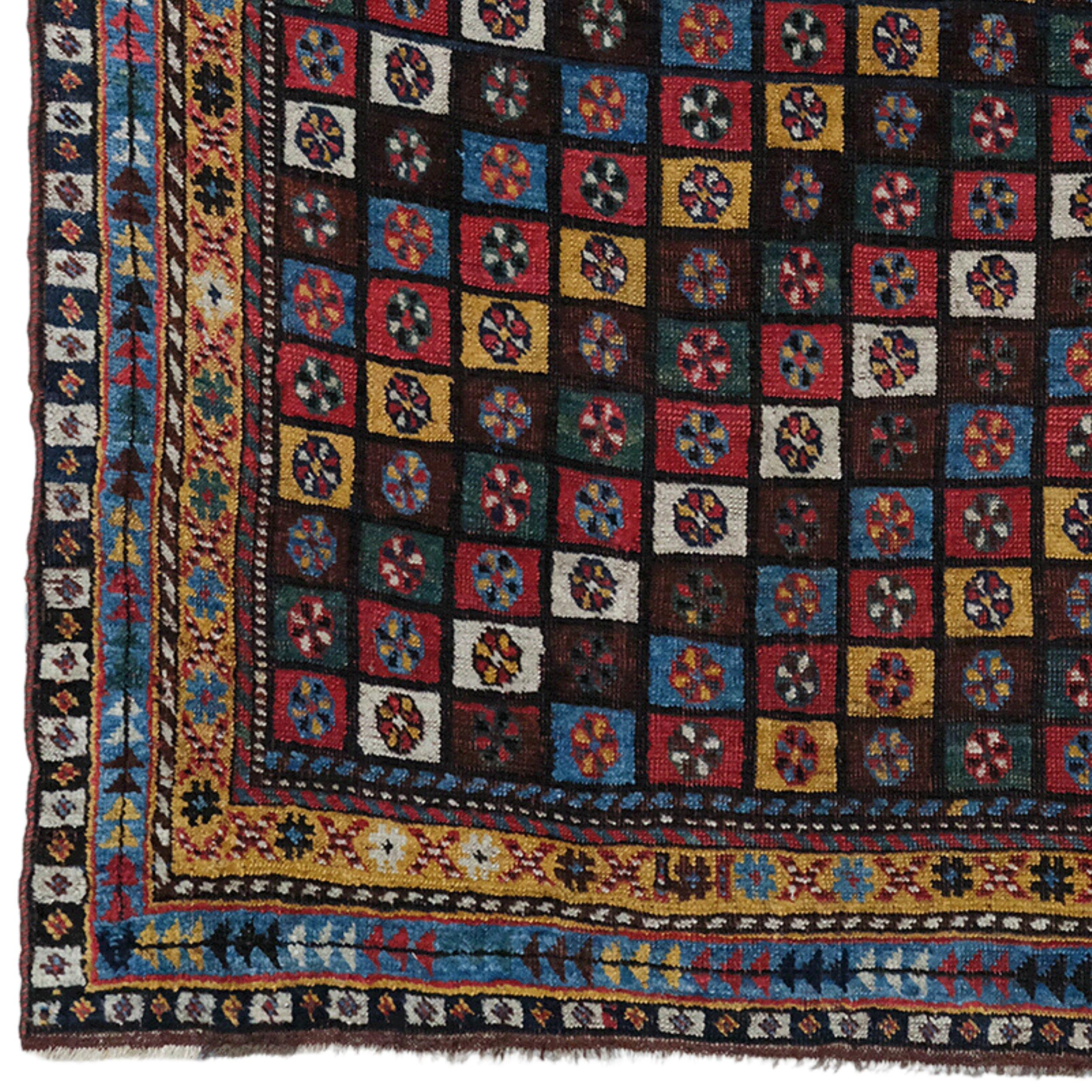 Ce tapis antique de Qashqai date de la fin du XIXe siècle et se distingue par ses motifs uniques tissés à la main. Le tapis est recouvert de motifs carrés de différentes couleurs et chaque carré est orné de différents motifs floraux. Les bords du