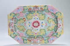 Antico piatto da portata in porcellana cinese Qianlong 18C Famille Rose Fencai Fiori