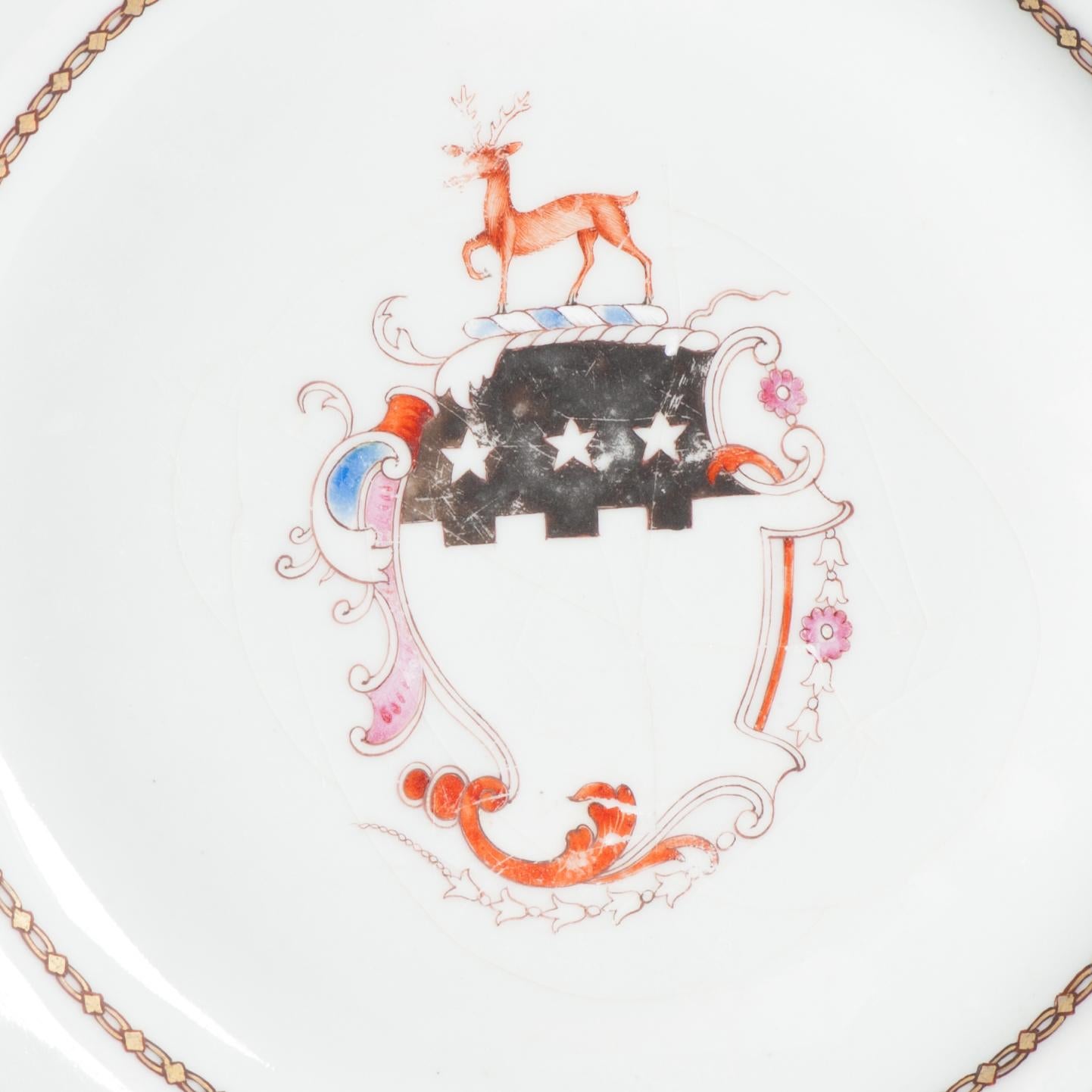 Antiguo Plato con escudo de armas de Qianlong Plato de porcelana china, China, S. XVIII en Bueno estado para la venta en Amsterdam, Noord Holland