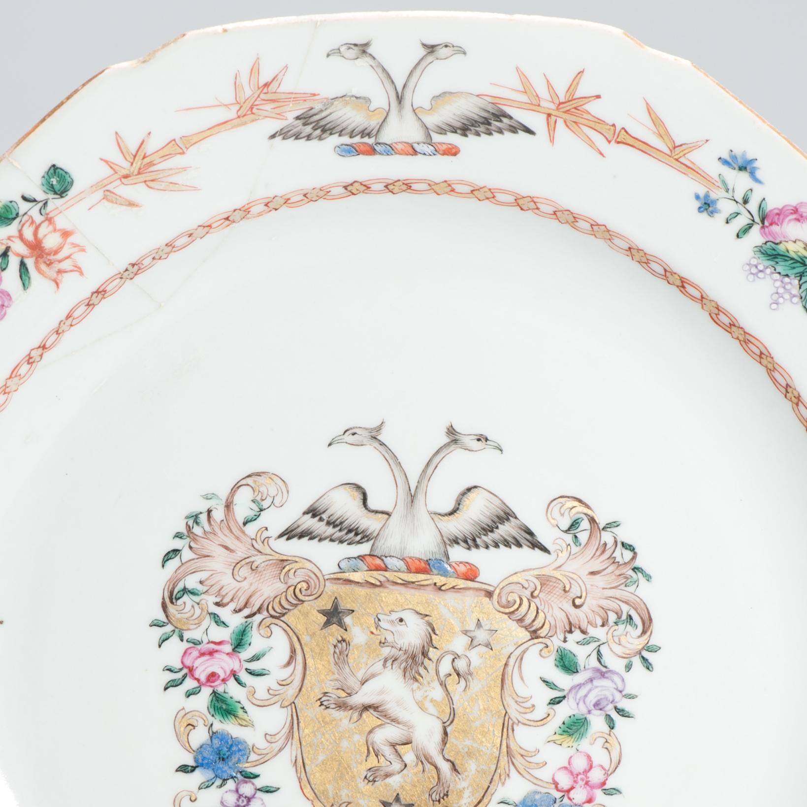 Antique Qianlong Armorial Dish Chinese Porcelain Plate, China, 18th Century In Good Condition For Sale In Amsterdam, Noord Holland