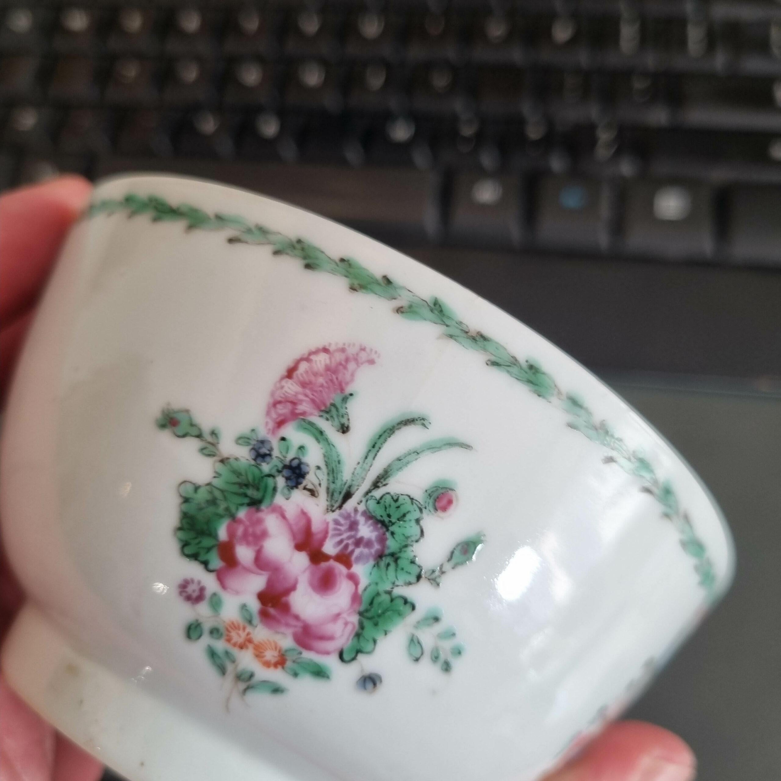 Antique Qianlong Armorial Tea Bowl Chinese Porcelain, China, 18th Century In Good Condition For Sale In Amsterdam, Noord Holland
