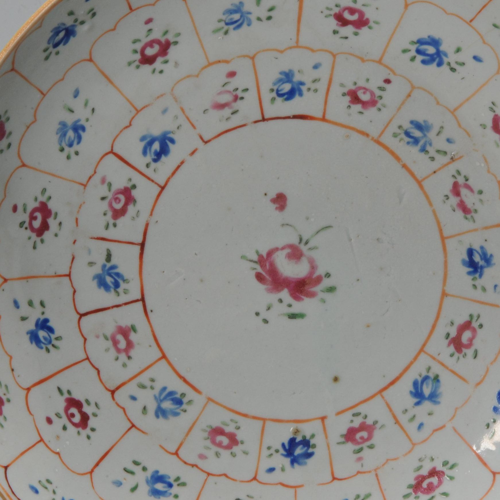 Antike Qianlong Chinesisches Porzellan Pre Bencharong Fencai-Teller mit Blumen, 18. Cen im Zustand „Gut“ im Angebot in Amsterdam, Noord Holland