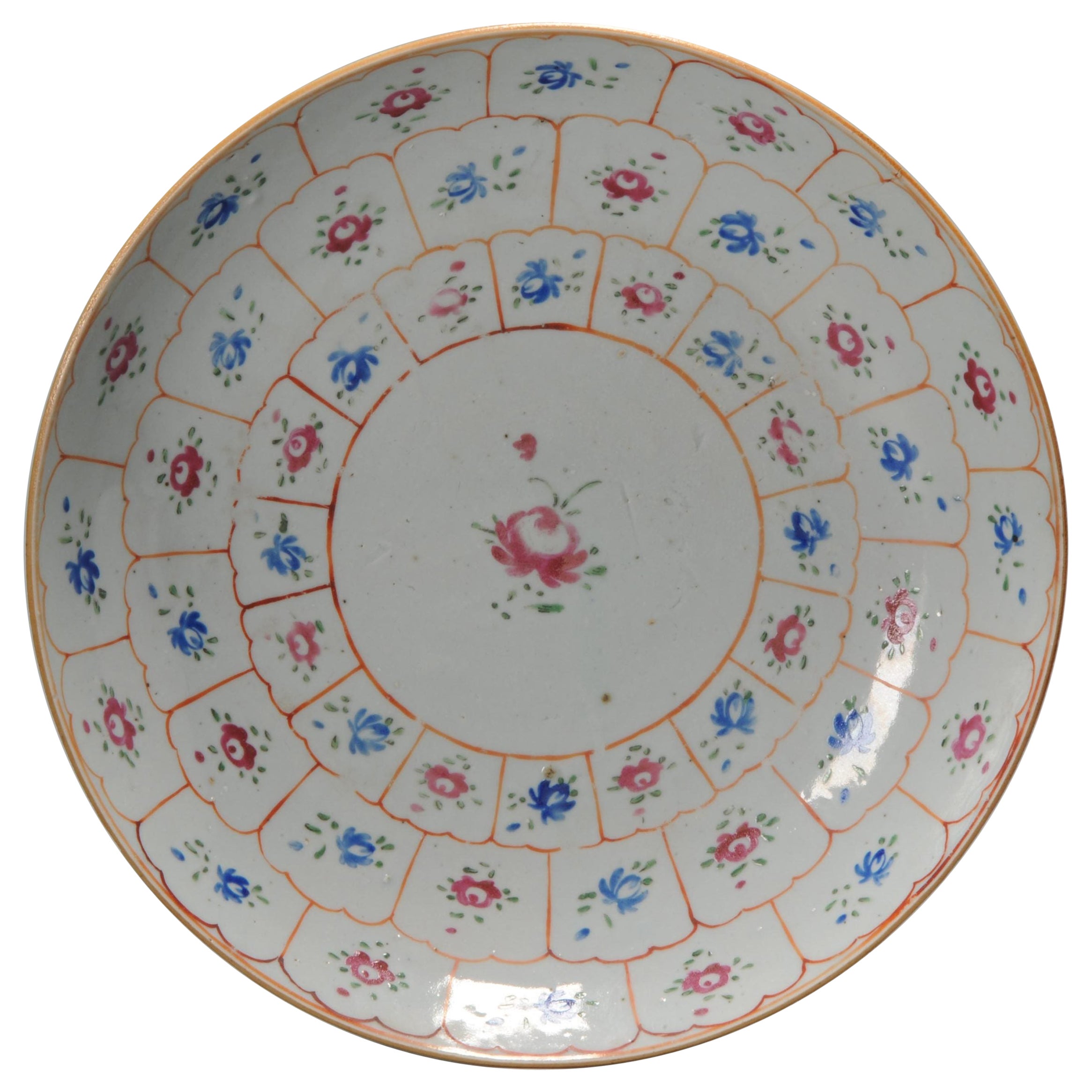 Antico piatto di porcellana cinese Qianlong Pre Bencharong Fencai Fiori, XVIII sec.