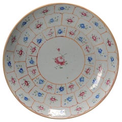 Antico piatto di porcellana cinese Qianlong Pre Bencharong Fencai Fiori, XVIII sec.