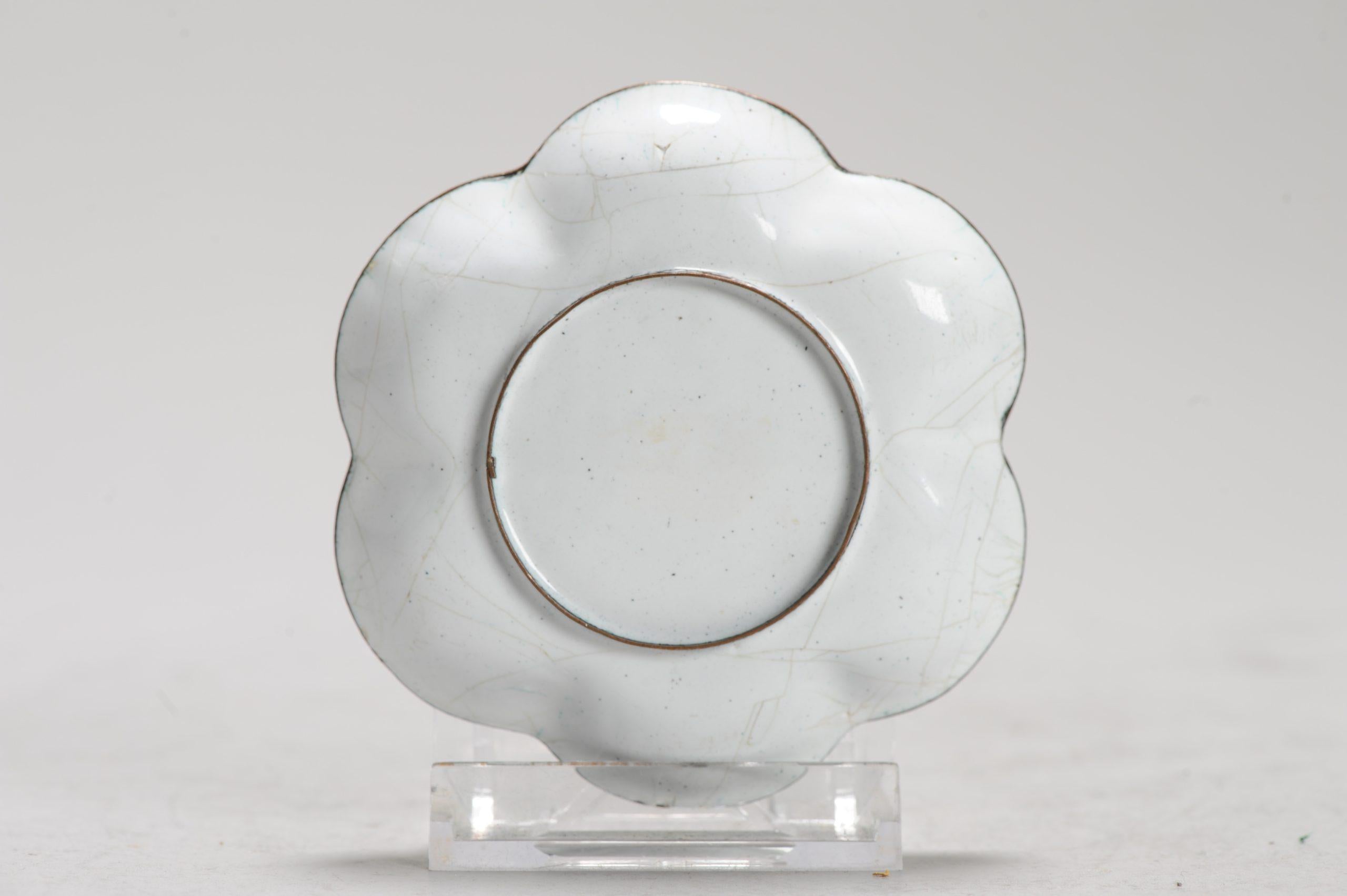 Antiguo Plato Pequeño de Bronce Esmaltado Qianlong Chino, Siglo XVIII en Bueno estado para la venta en Amsterdam, Noord Holland