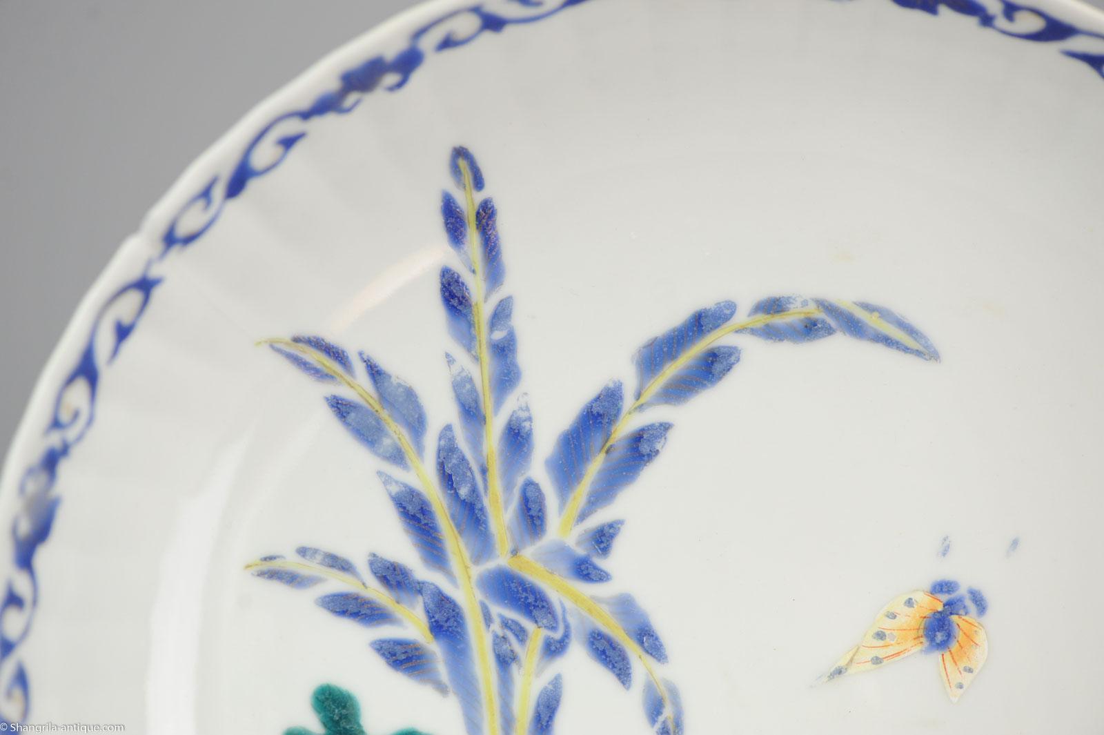 Chinois Ancienne assiette en porcelaine chinoise Qianlong bleue sur glaçure représentant un papillon profond en vente