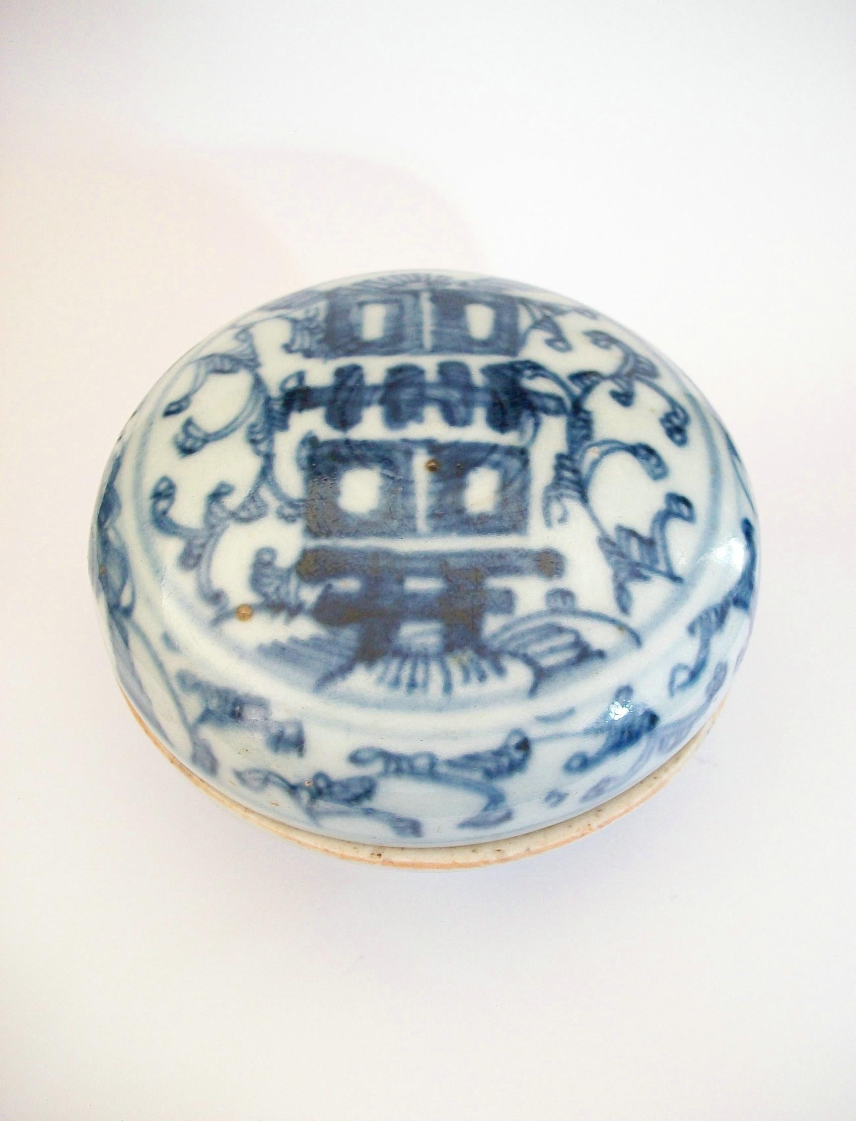 Boîte ancienne en porcelaine bleu et blanc de la dynastie Qing avec couvercle - peinte à la main avec le symbole du double bonheur sur le dessus et des vignes sinueuses sur les côtés - non signée - Chine - fin du 19e siècle.

Bon état d'ancienneté
