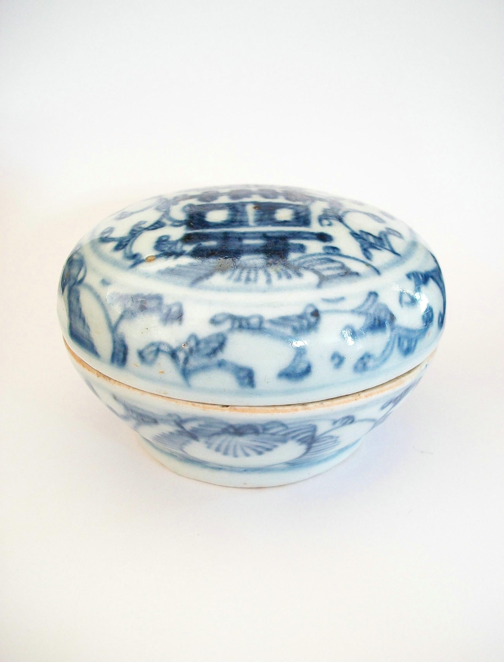 Qing Ancienne boîte en porcelaine bleue et blanche de Whiting, non signée, Chine, fin du 19e siècle en vente