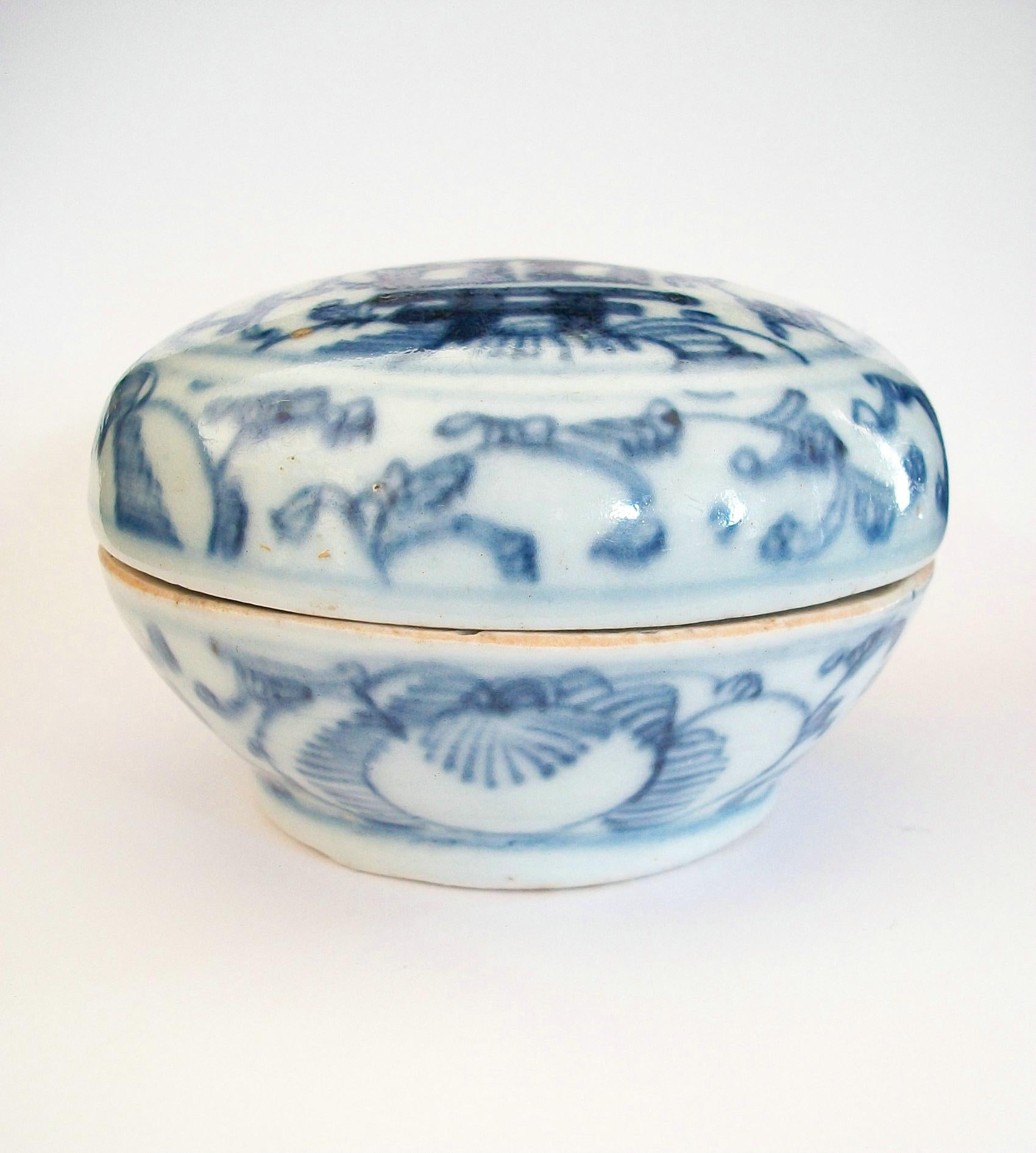 Chinese Antique Qing Blue & White Porcelain Box, Unsigned, China, Late 19th Century For Sale
