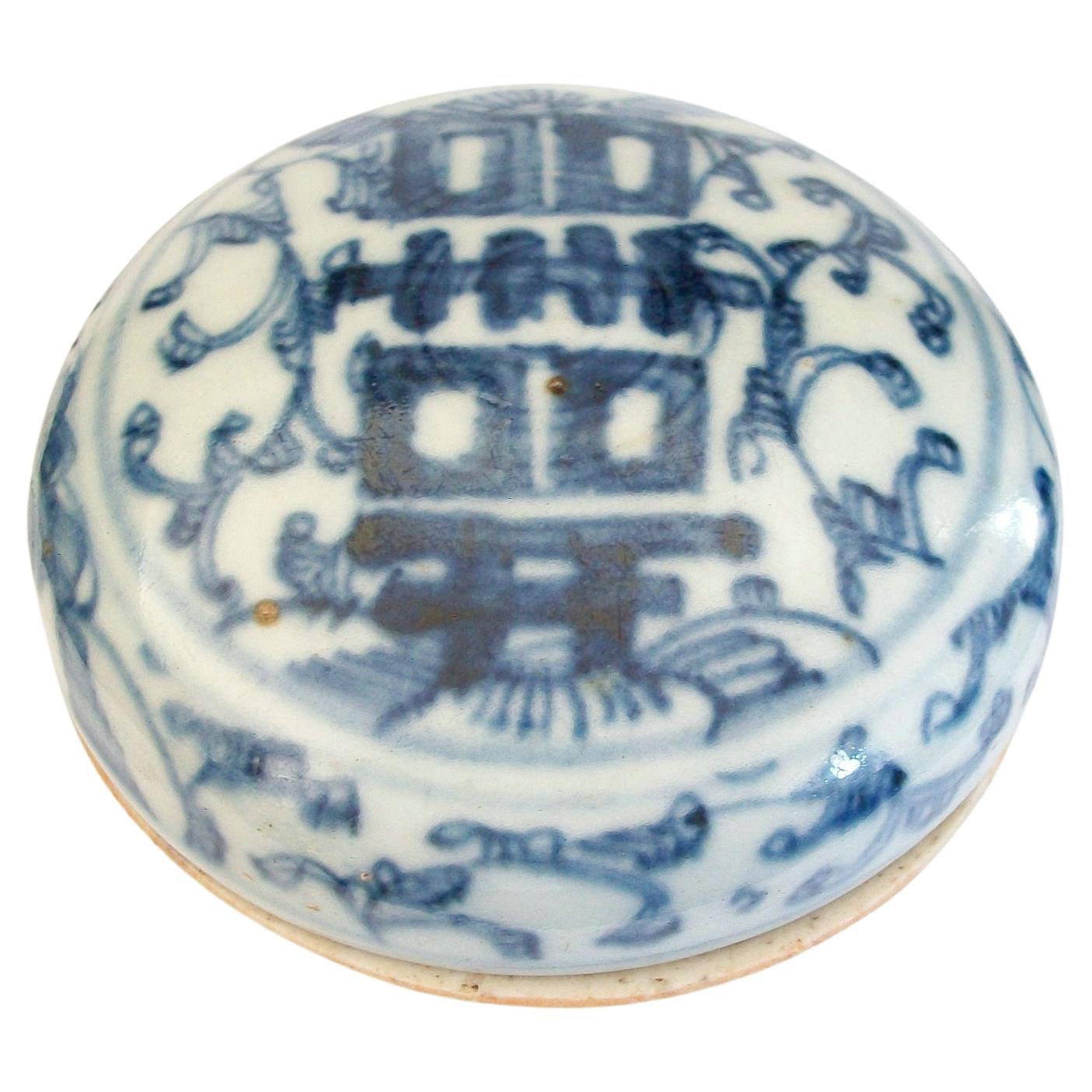 Antique Qing Blue & White Porcelain Box, Unsigned, China, Late 19th Century For Sale