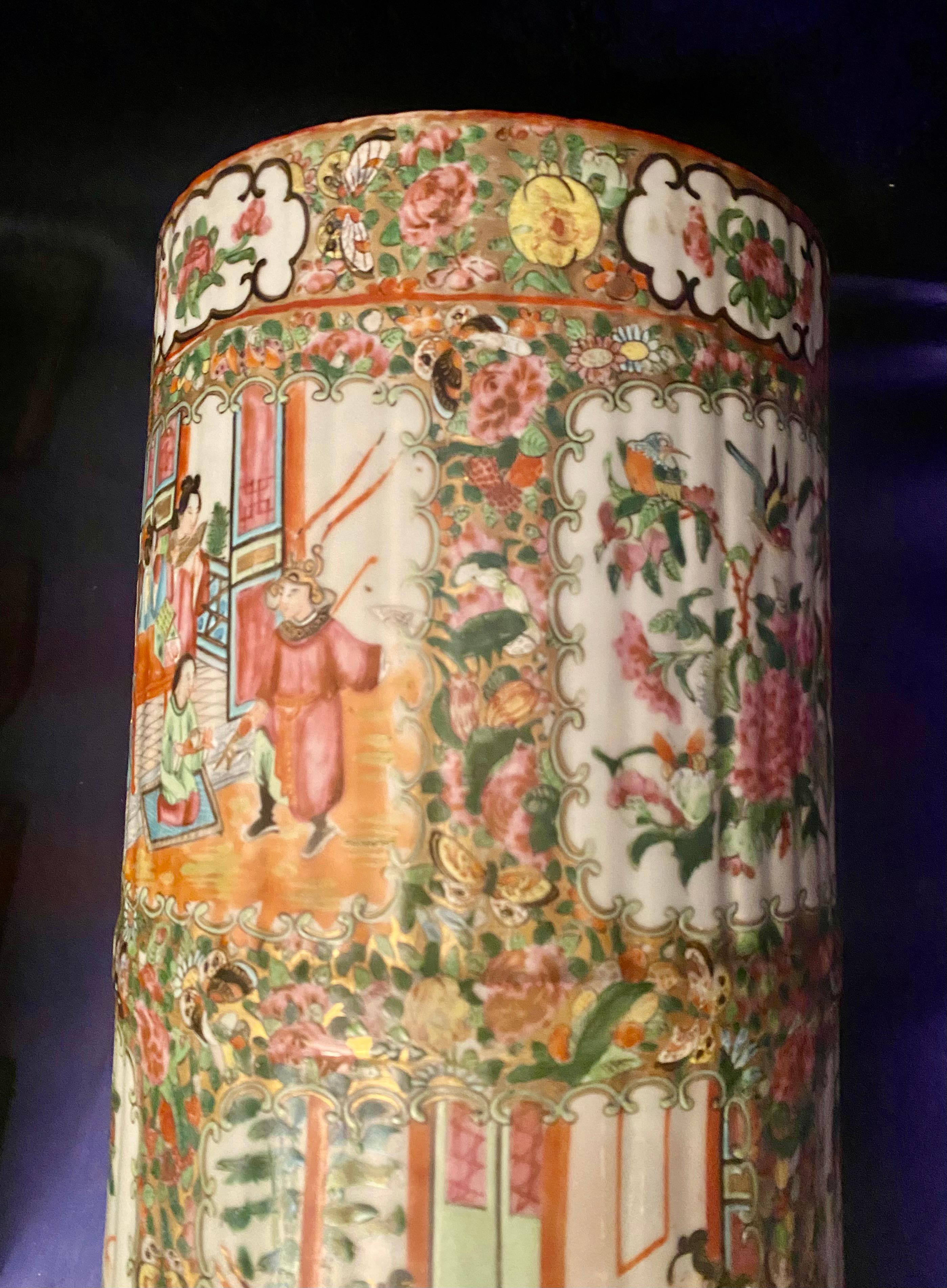 Antico portaombrelli in porcellana Qing Chinese Export Canton con medaglione a rosa del XIX secolo in vendita 6