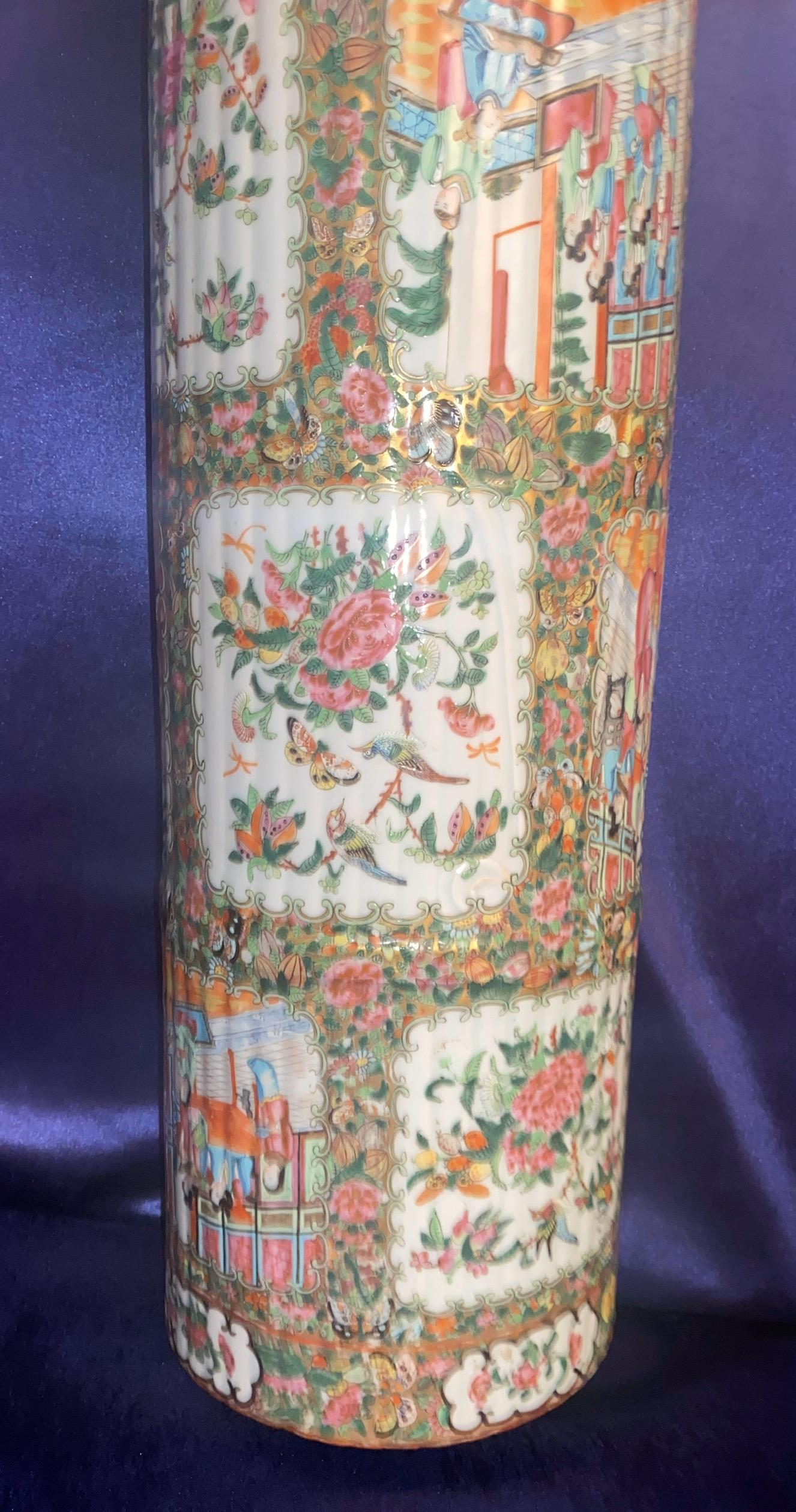 Antico portaombrelli in porcellana Qing Chinese Export Canton con medaglione a rosa del XIX secolo in vendita 7