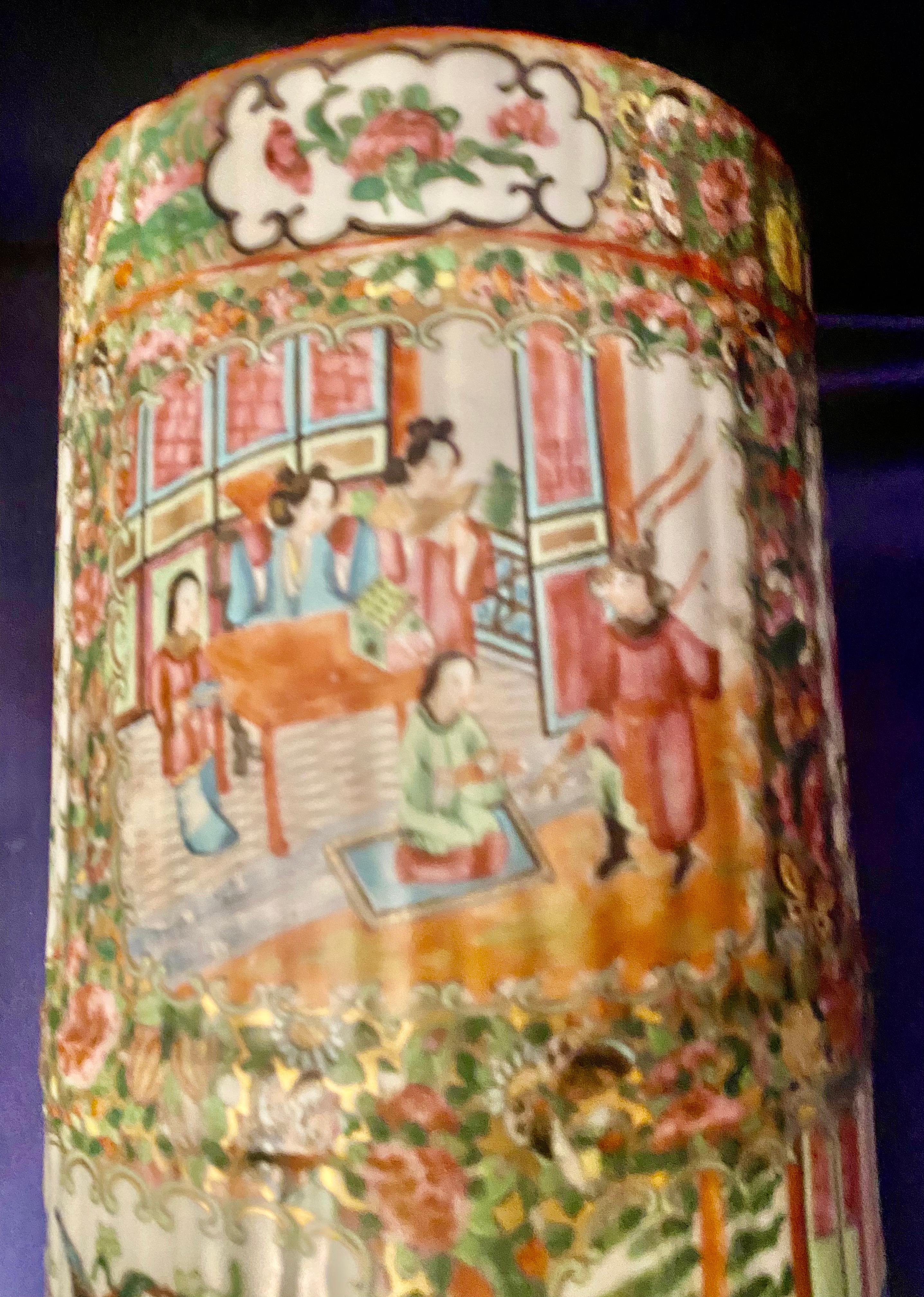 Antico portaombrelli in porcellana Qing Chinese Export Canton con medaglione a rosa del XIX secolo in vendita 8