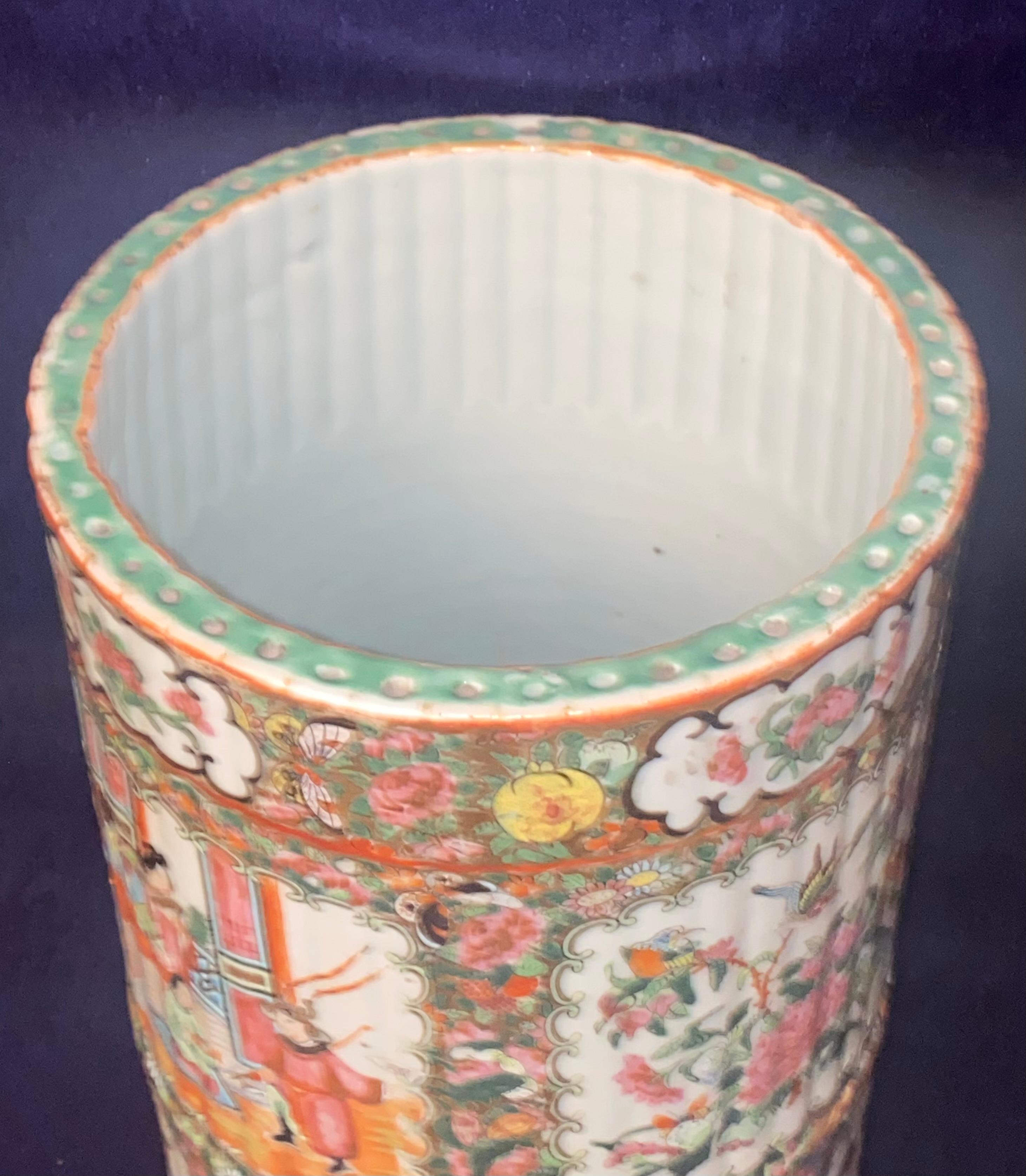 Antico portaombrelli in porcellana Qing Chinese Export Canton con medaglione a rosa del XIX secolo in vendita 10