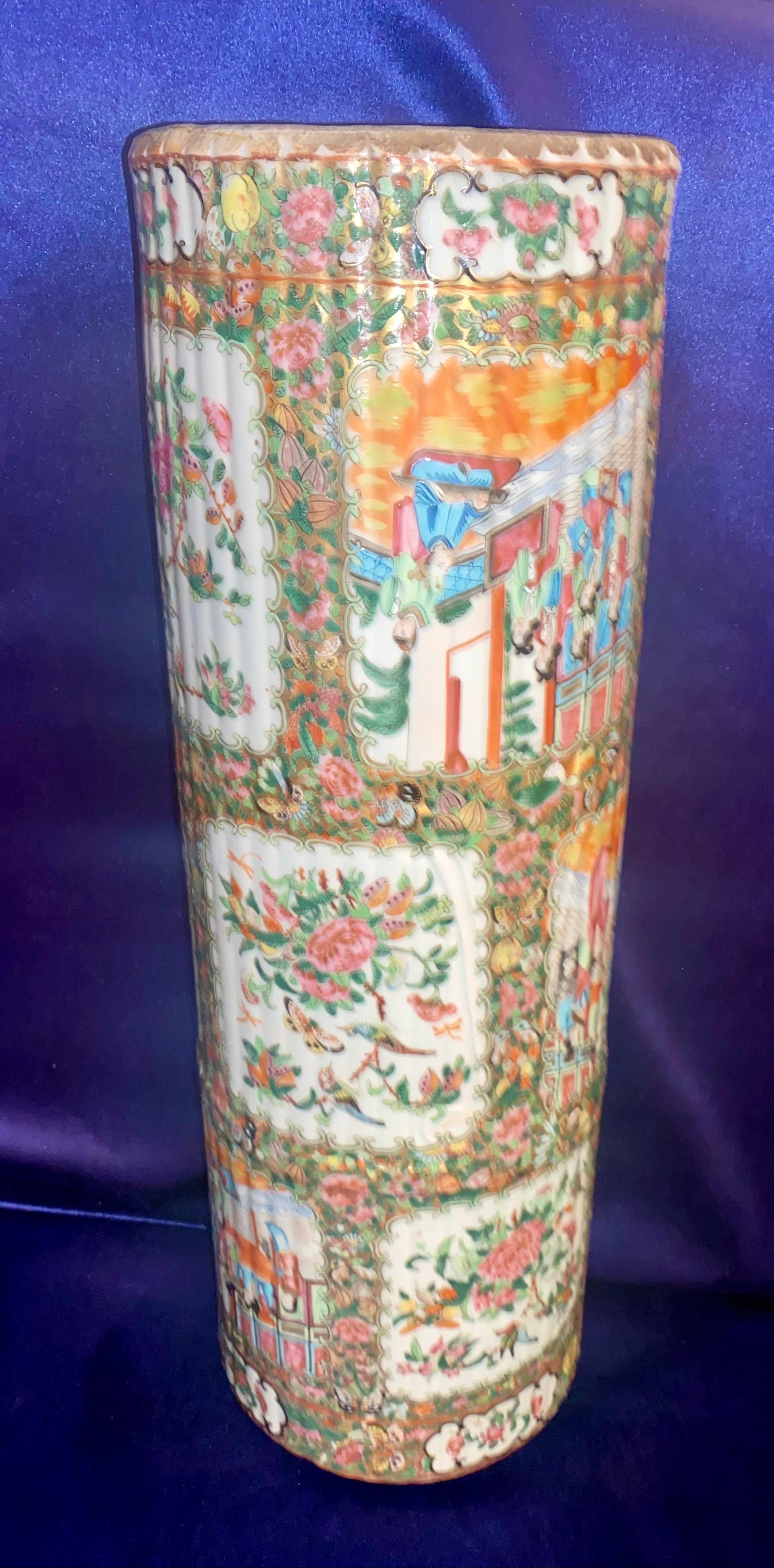 Antico portaombrelli in porcellana Qing Chinese Export Canton con medaglione a rosa del XIX secolo in vendita 11