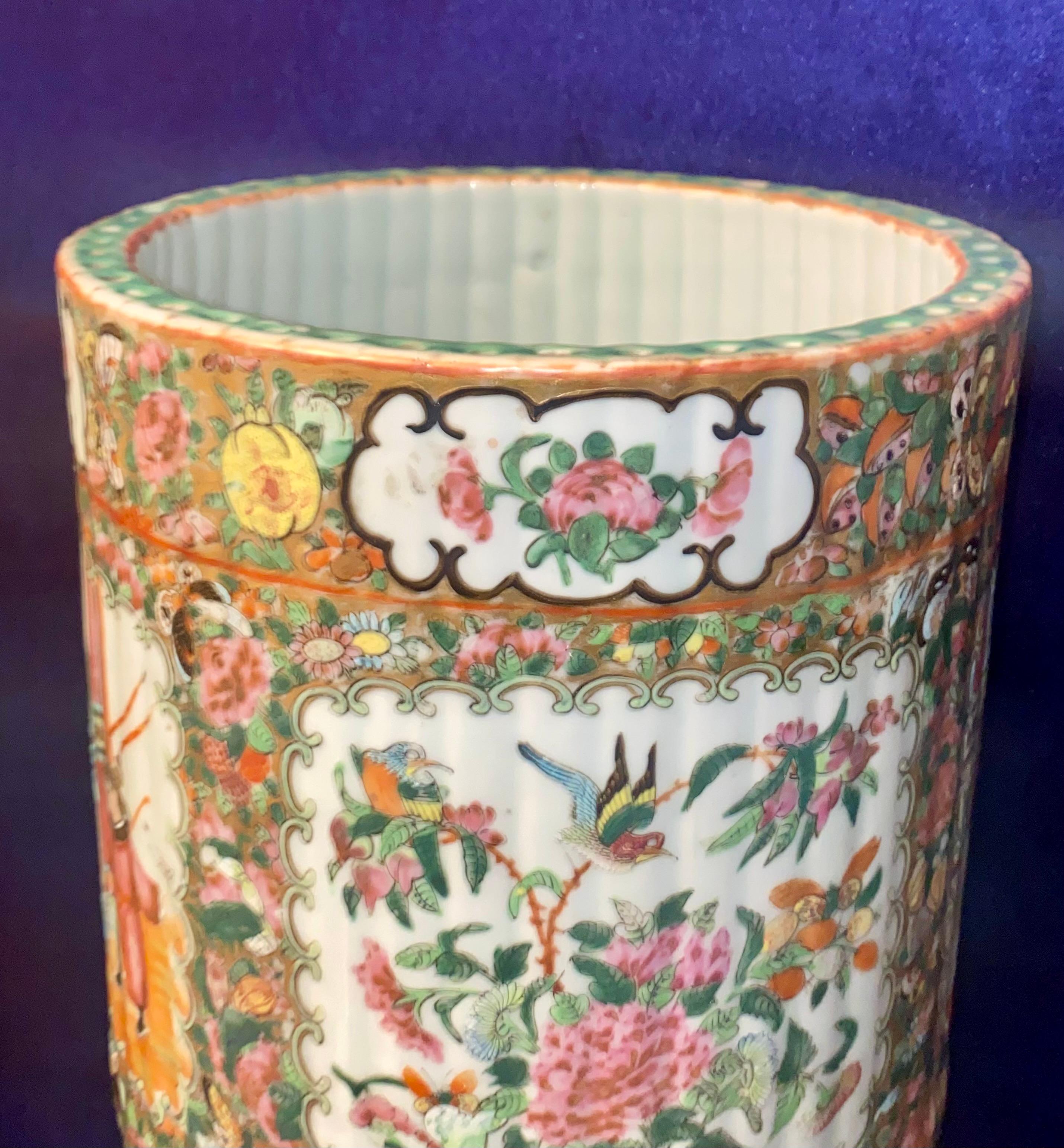 Antico portaombrelli in porcellana Qing Chinese Export Canton con medaglione a rosa del XIX secolo in vendita 12