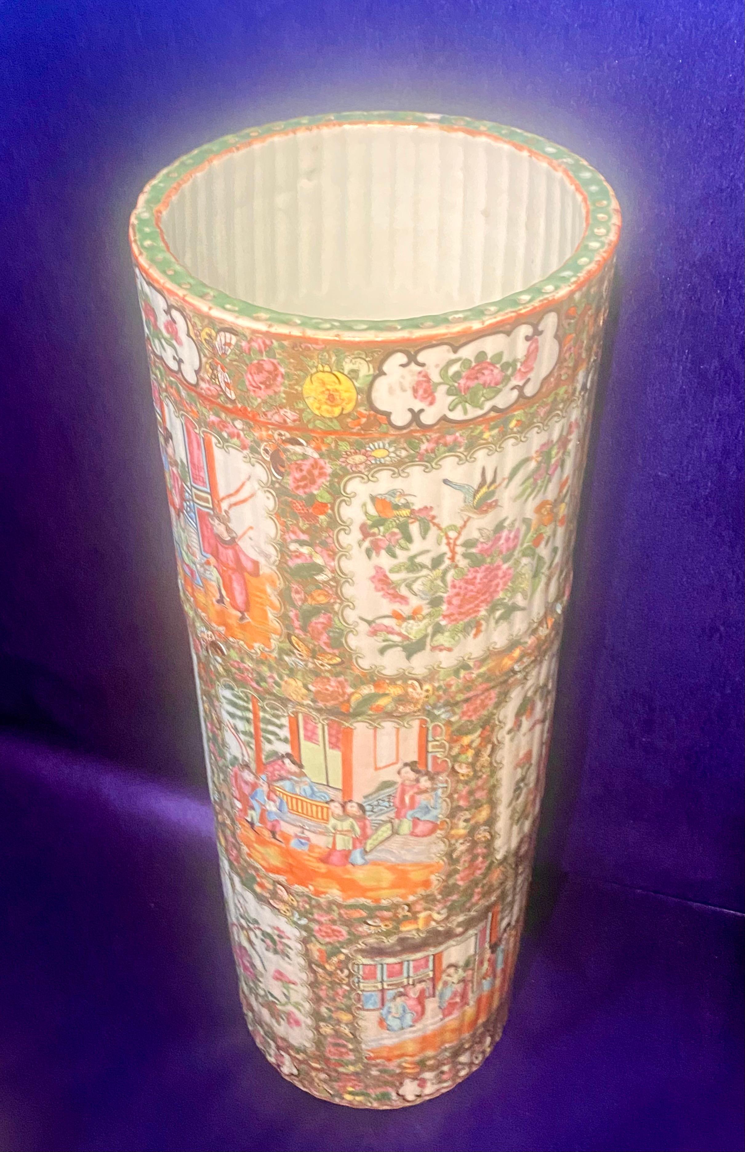 Antico portaombrelli in porcellana Qing Chinese Export Canton con medaglione a rosa del XIX secolo in vendita 13