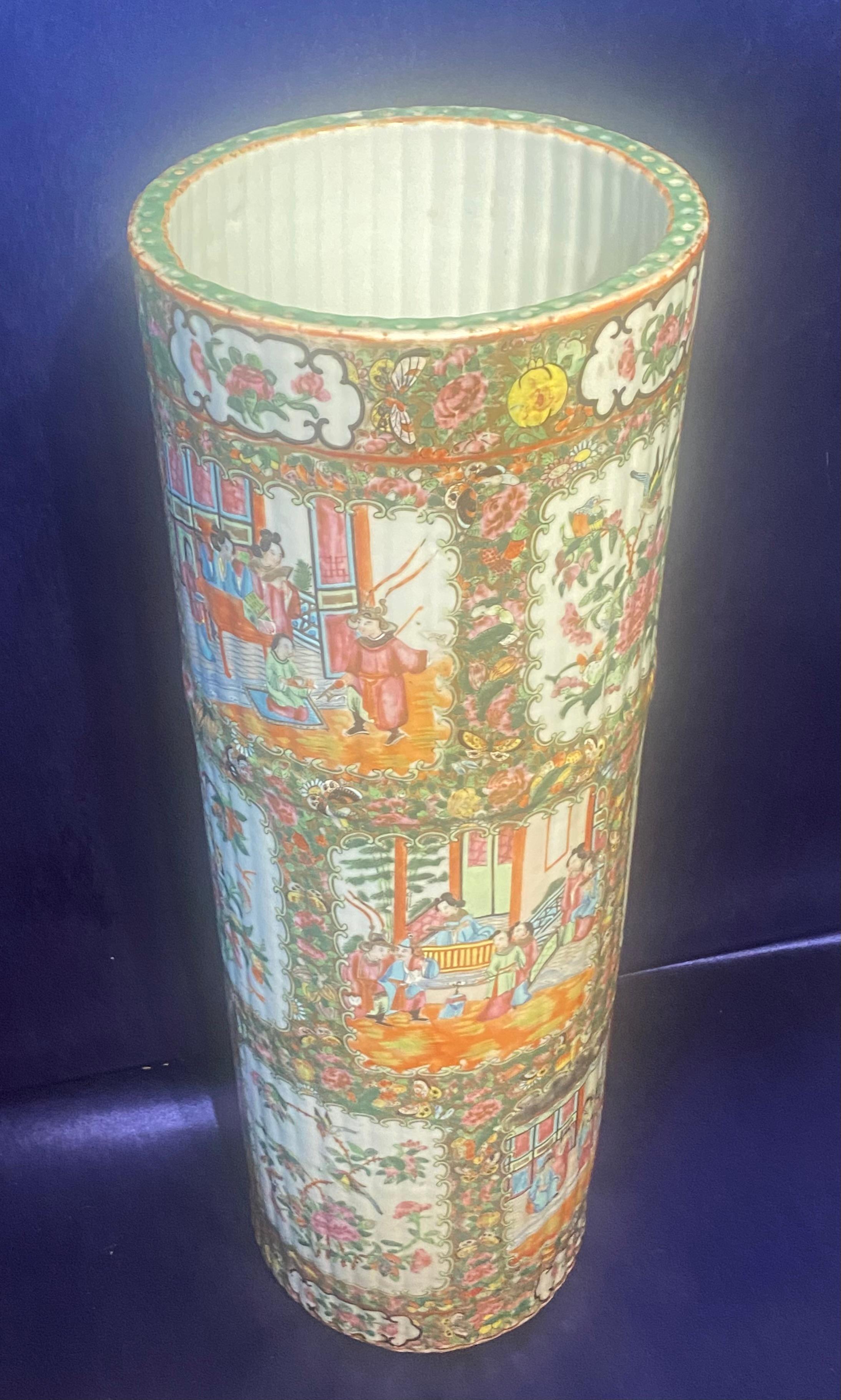 Antico portaombrelli in porcellana Qing Chinese Export Canton con medaglione a rosa del XIX secolo in vendita 15