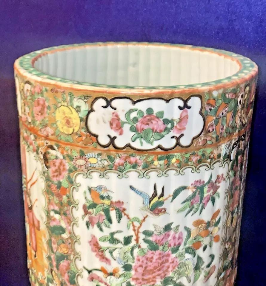 Porcellana Antico portaombrelli in porcellana Qing Chinese Export Canton con medaglione a rosa del XIX secolo in vendita