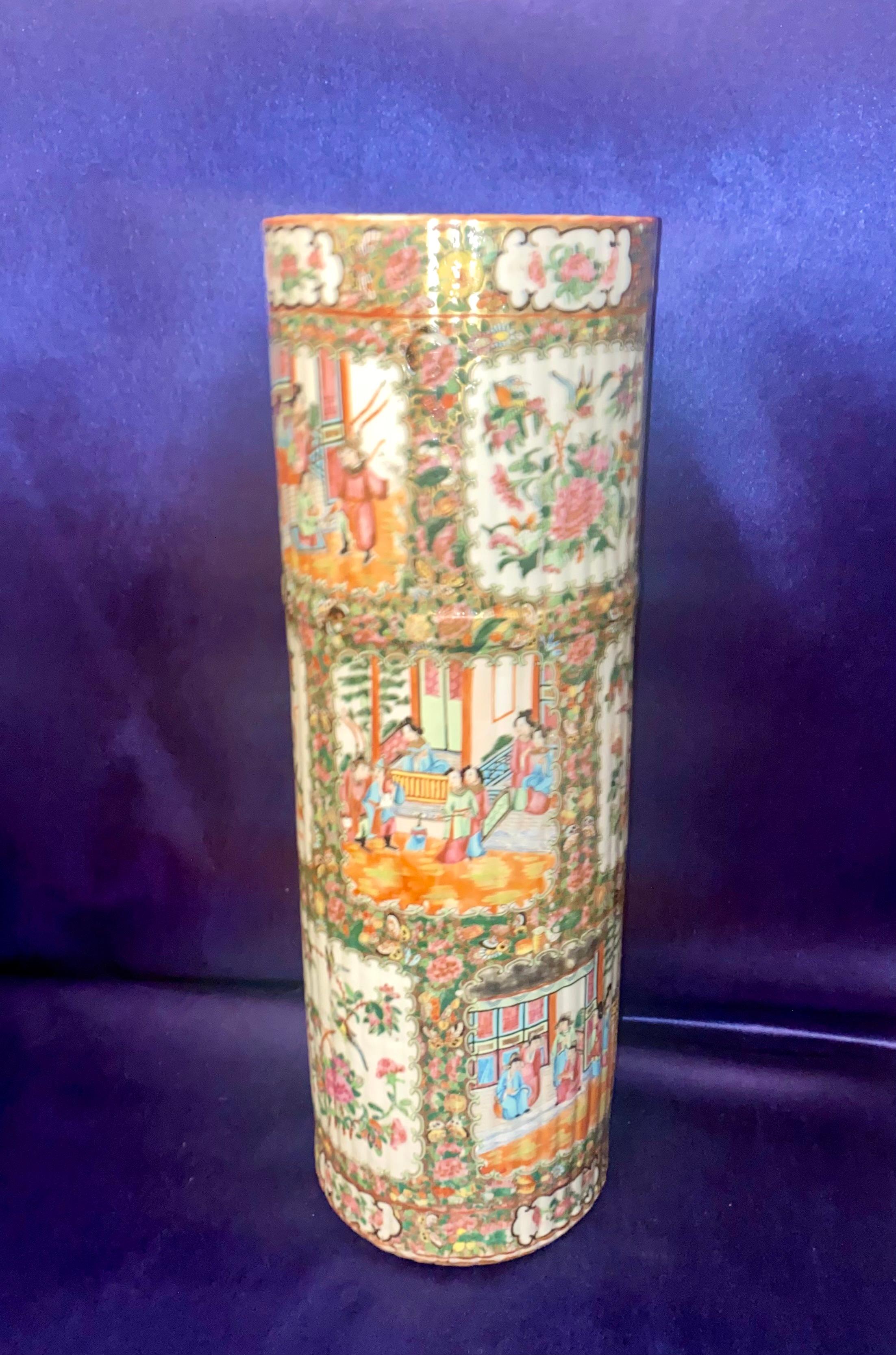 Antico portaombrelli in porcellana Qing Chinese Export Canton con medaglione a rosa del XIX secolo in vendita 1