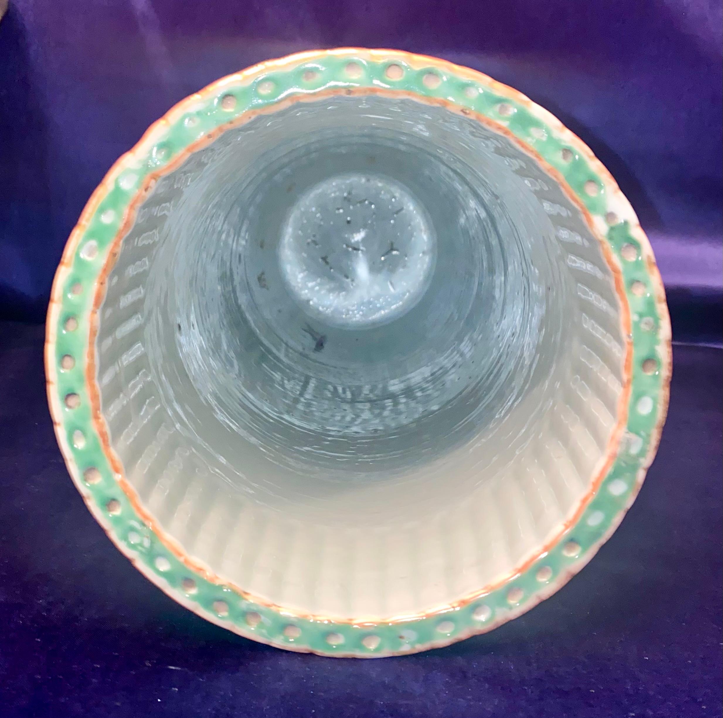 Antico portaombrelli in porcellana Qing Chinese Export Canton con medaglione a rosa del XIX secolo in vendita 2