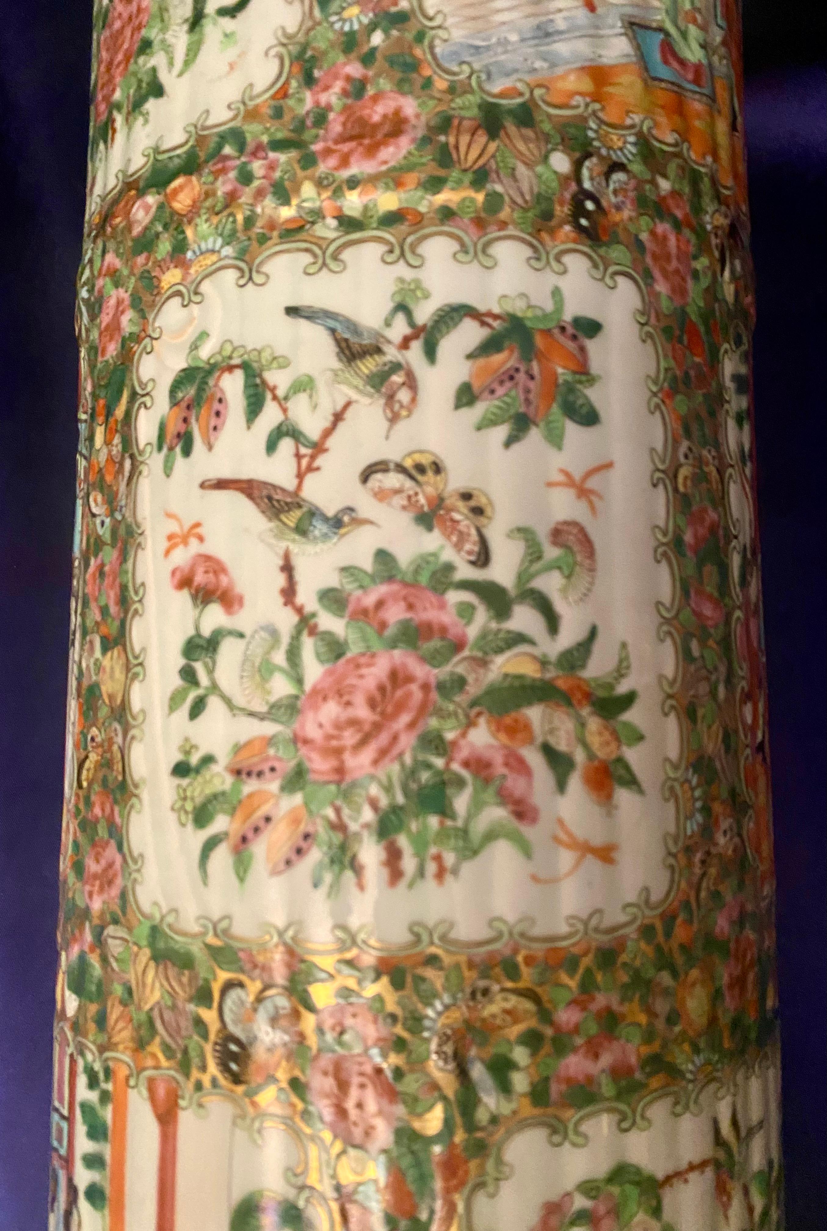 Antico portaombrelli in porcellana Qing Chinese Export Canton con medaglione a rosa del XIX secolo in vendita 4