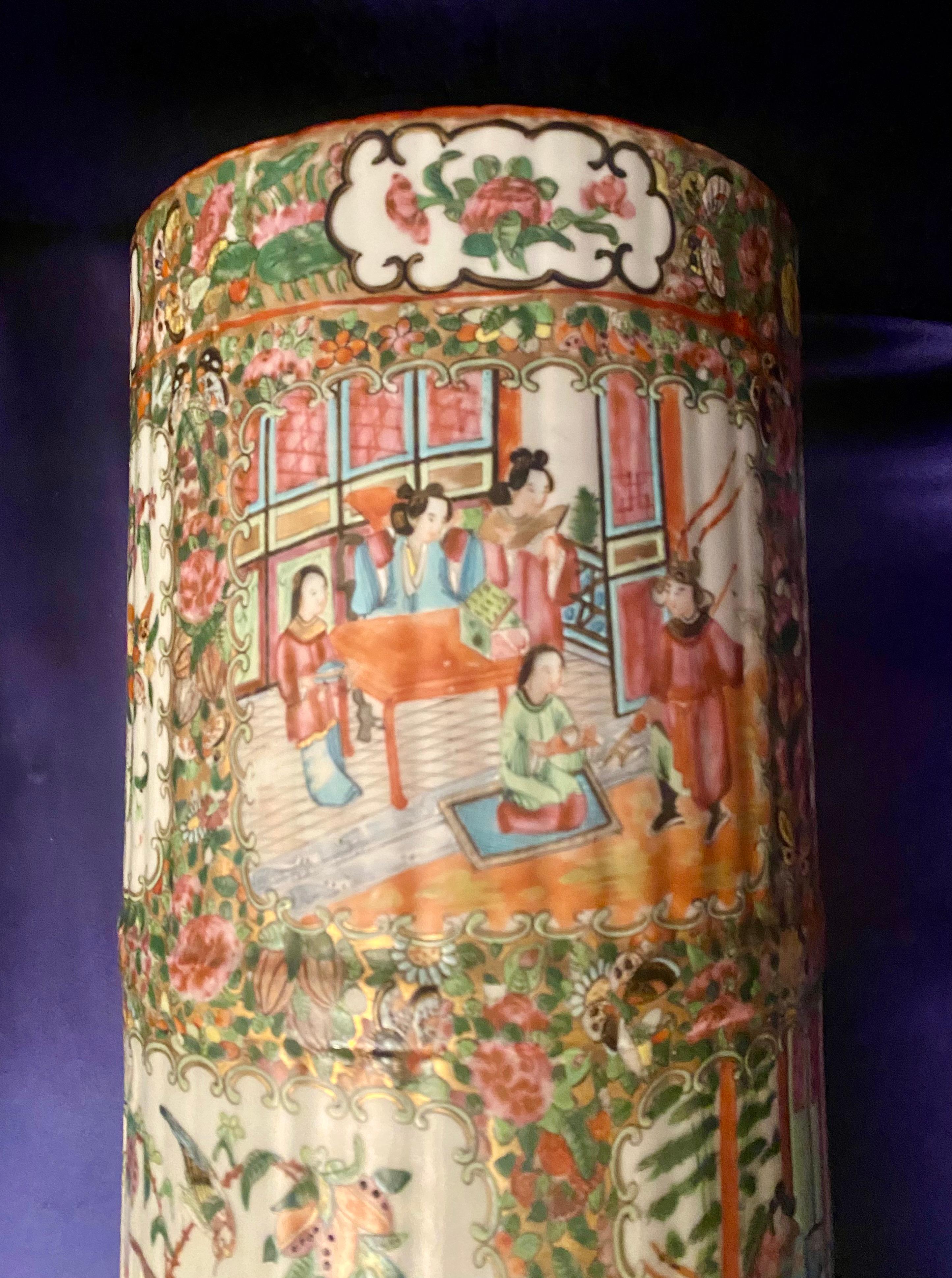 Antico portaombrelli in porcellana Qing Chinese Export Canton con medaglione a rosa del XIX secolo in vendita 5