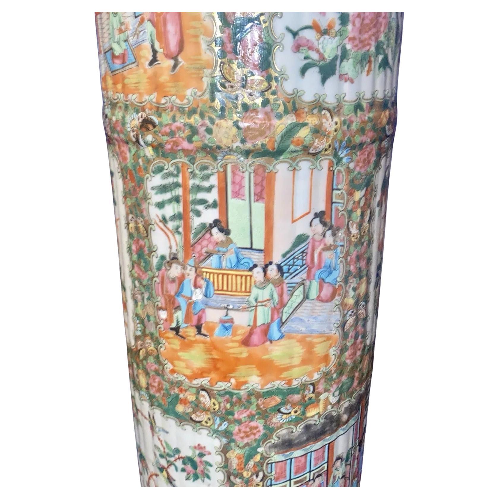Antiguo paragüero de porcelana china Qing de exportación de Cantón con medallón de rosas S. XIX