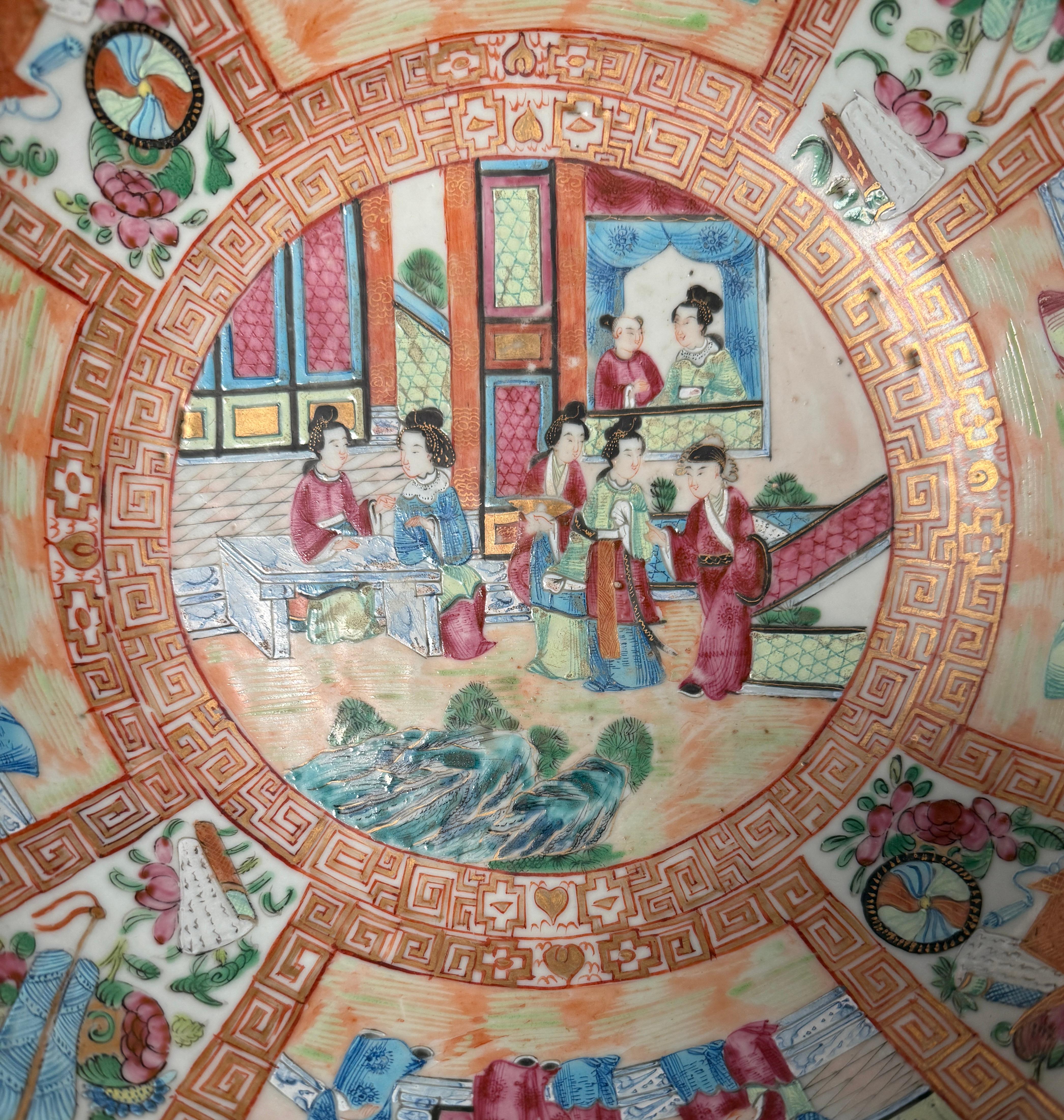 Antike Qing Chinese Export Famille Rose Canton Porcelain Punch Bowl mit mehreren bemalten Tafeln. Die Außenseite dieser prächtigen Schale ist mit mehreren Tafeln verziert, auf denen Kaiser und Kaiserin, Gelehrte, Diener und Handwerker abgebildet