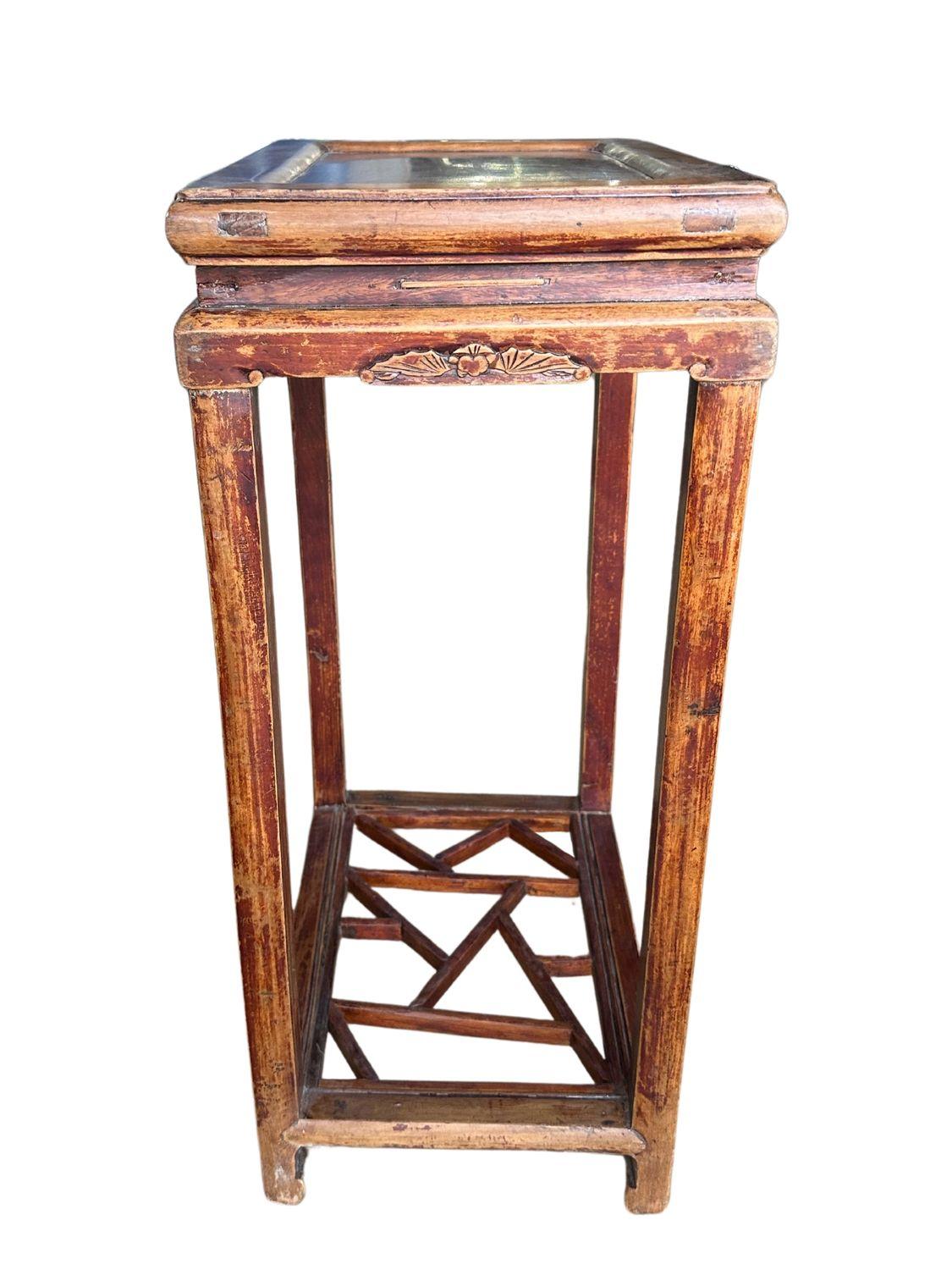 Esta antigua mesa auxiliar de madera de haya de la dinastía Qing, de hacia 1910, es una cautivadora pieza de artesanía tradicional china. Fabricada en madera de haya noble, esta mesa auxiliar presenta una rica y cálida pátina que ha madurado