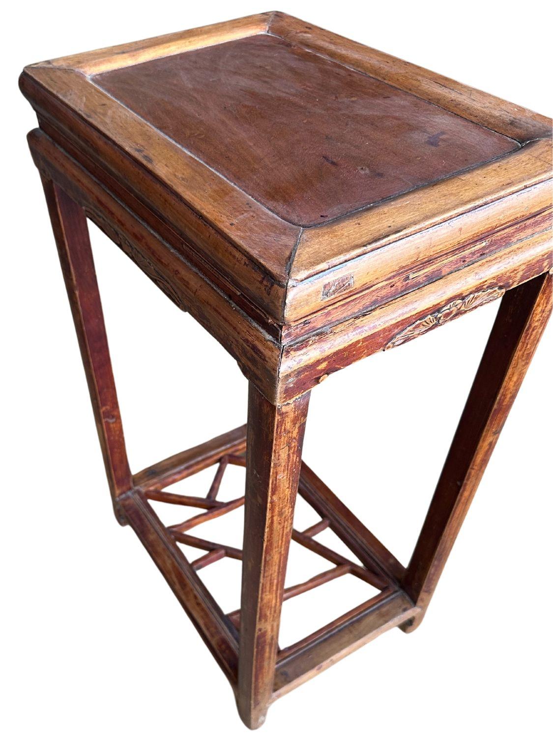Antigua mesa auxiliar de madera de haya de la dinastía Qing Chino en venta