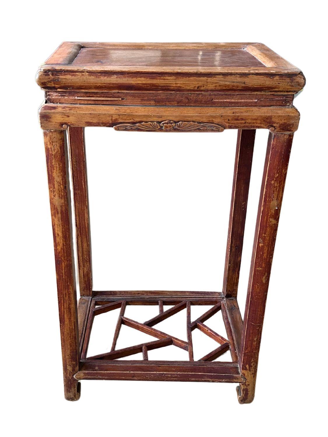 Antigua mesa auxiliar de madera de haya de la dinastía Qing Hecho a mano en venta