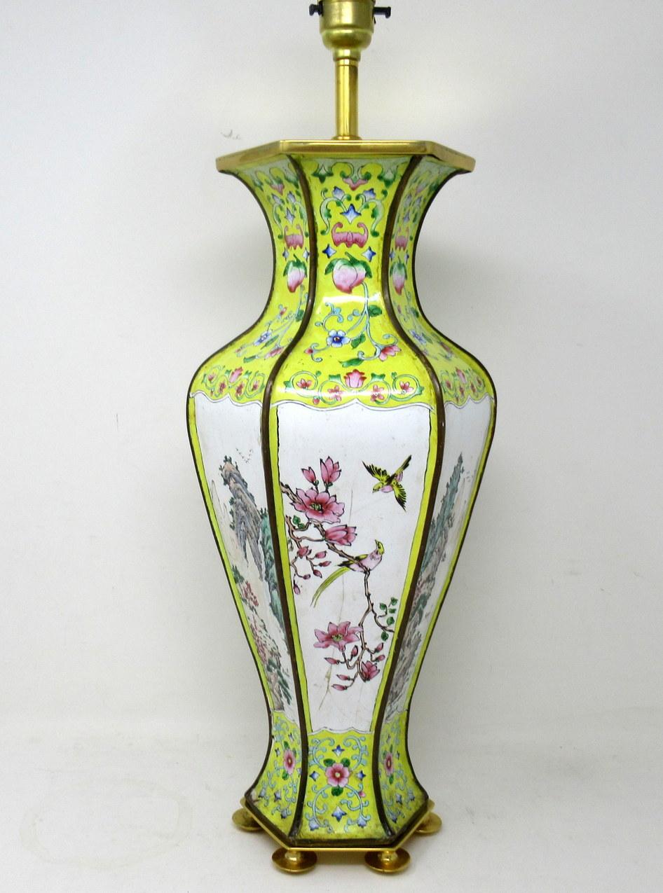 Hervorragendes und recht frühes Beispiel für eine chinesische, handbemalte, kantonesische Emaille-Vase in hoher, eiförmiger Form mit achteckigem Umriss, die jetzt in eine elektrische Tischlampe umgewandelt wurde und auf sechs Ormolu-Toupie-Füßen