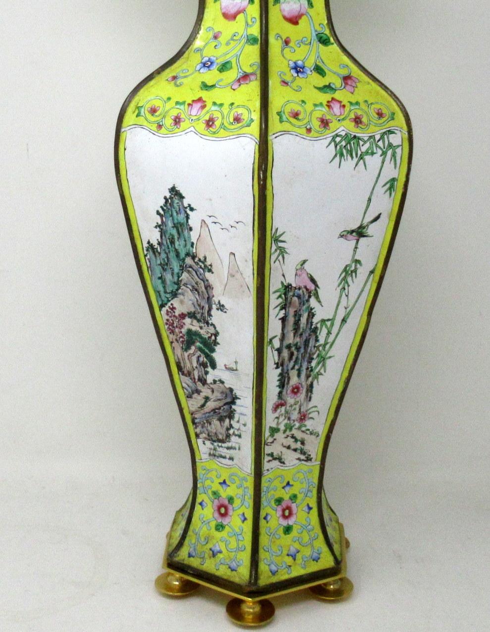 Antike Qing Dynasty Chinese Cantonese Emaille Tischlampe und Vase Gelb Grün (Qing-Dynastie) im Angebot