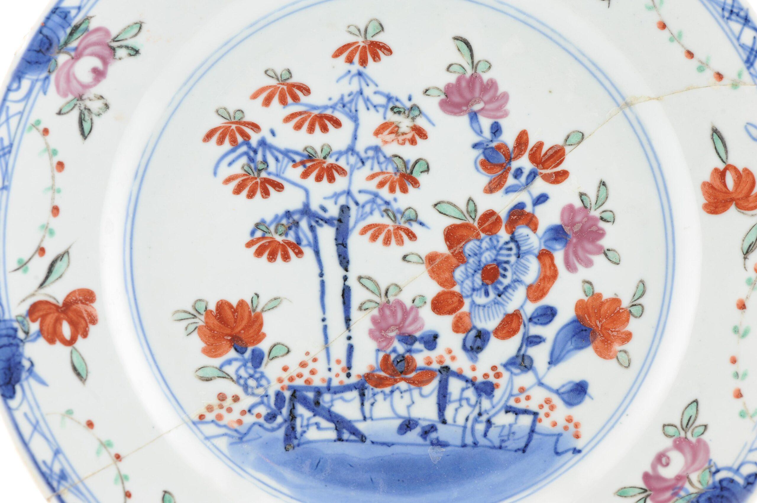 Condivido con te questo piatto molto ben decorato. Quello che vedi è un piatto di porcellana di Jingdezhen del 1720-1730 circa. In seguito è stato decorato con un tipo di decorazione rara in Europa in rosso, verde e rosa.

Informazioni