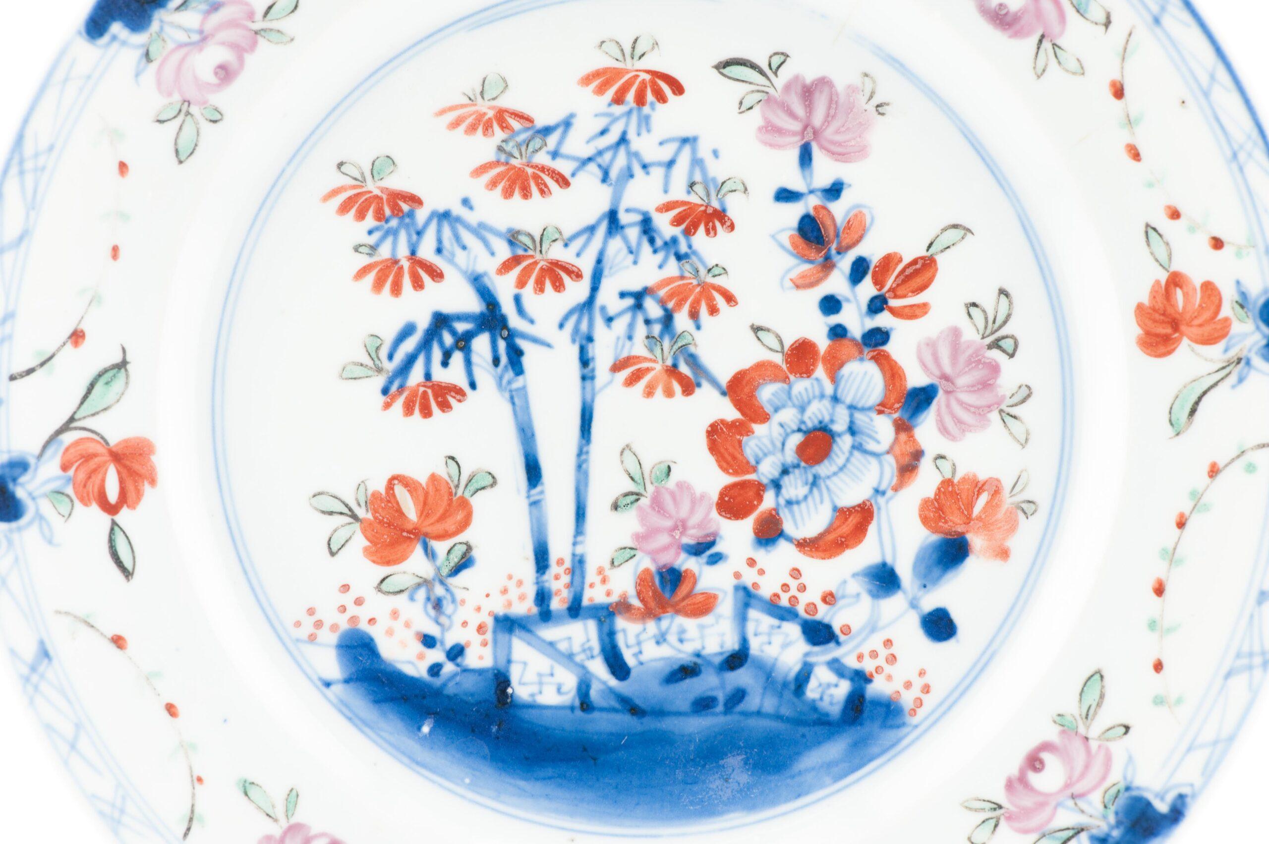 Condivido con te questo piatto molto ben decorato. Quello che vedi è un piatto di porcellana di Jingdezhen del 1720-1730 circa. In seguito è stato decorato con un tipo di decorazione rara in Europa in rosso, verde e rosa.

Informazioni
