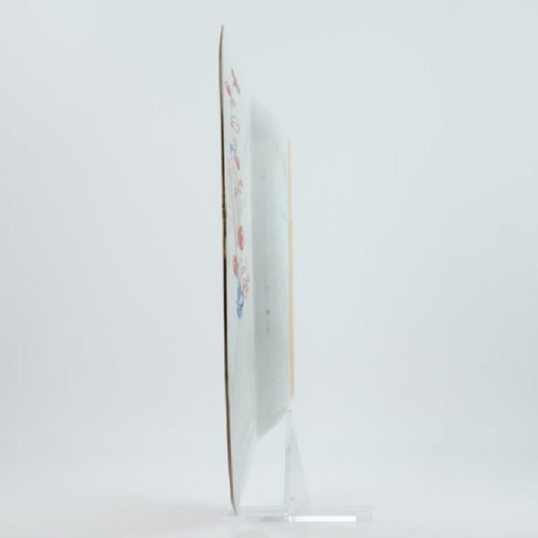 Condivido con te questo piatto molto ben decorato. Quello che vedi è un piatto di porcellana di Jingdezhen del 1720-1730 circa. Successivamente decorato con un tipo di decorazione rara in Europa, in rosso e dorato. Un dipinto davvero di alta