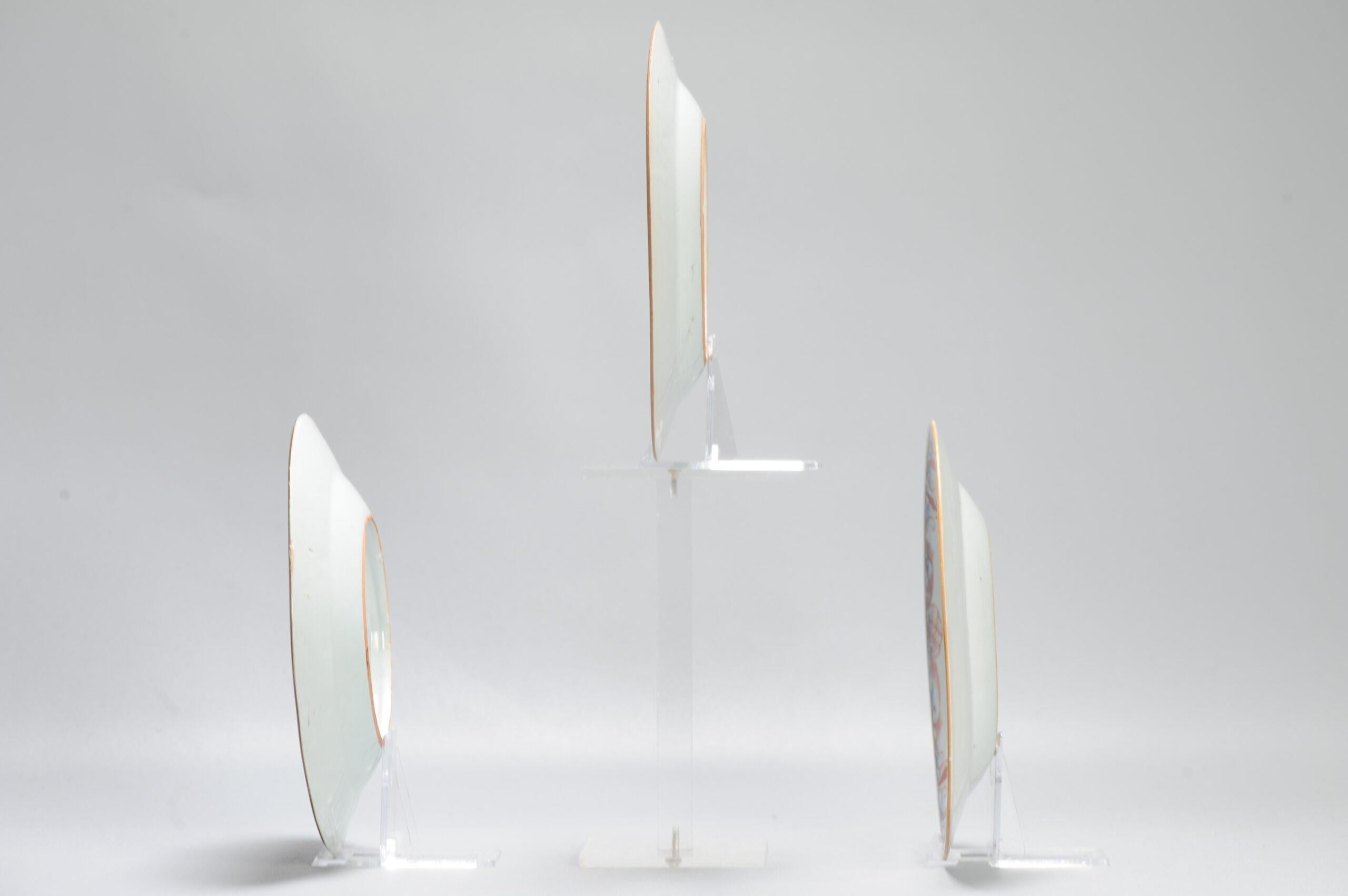 Condivido con te questo set molto ben decorato.
Quello che vedi è un piatto di porcellana di Jingdezhen realizzato intorno al 1710-1730. Successivamente decorato in Olanda

Informazioni aggiuntive:
Materiale: Porcellana e ceramica
Tipo: