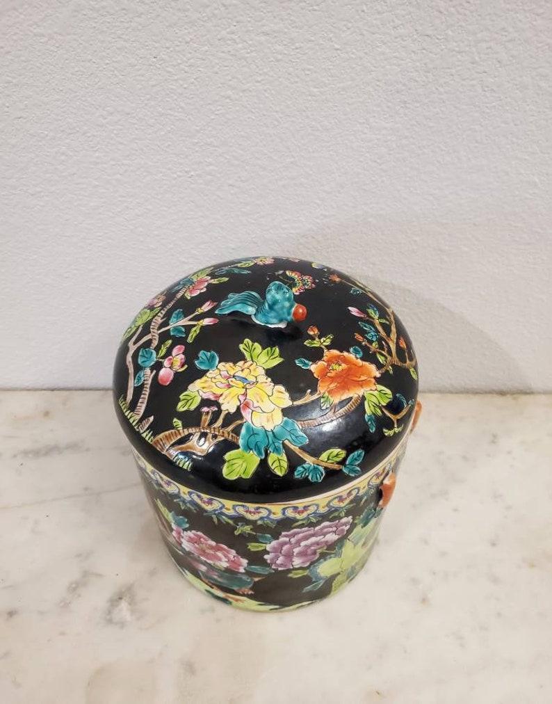 Antique Chinese Qing Dynasty Porcelain Famille Noir Covered Jar In Good Condition In Forney, TX