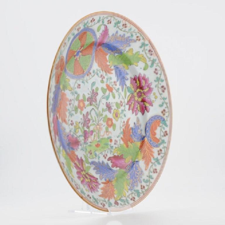 Je partage avec vous cette assiette très joliment décorée. Il s'agit d'un plat en porcelaine fabriqué à Jingdezhen vers 1720-1730. Plus tard, il a été décoré d'un type de décoration rare en Europe, en rouge, bleu, vert et rose.

Informations
