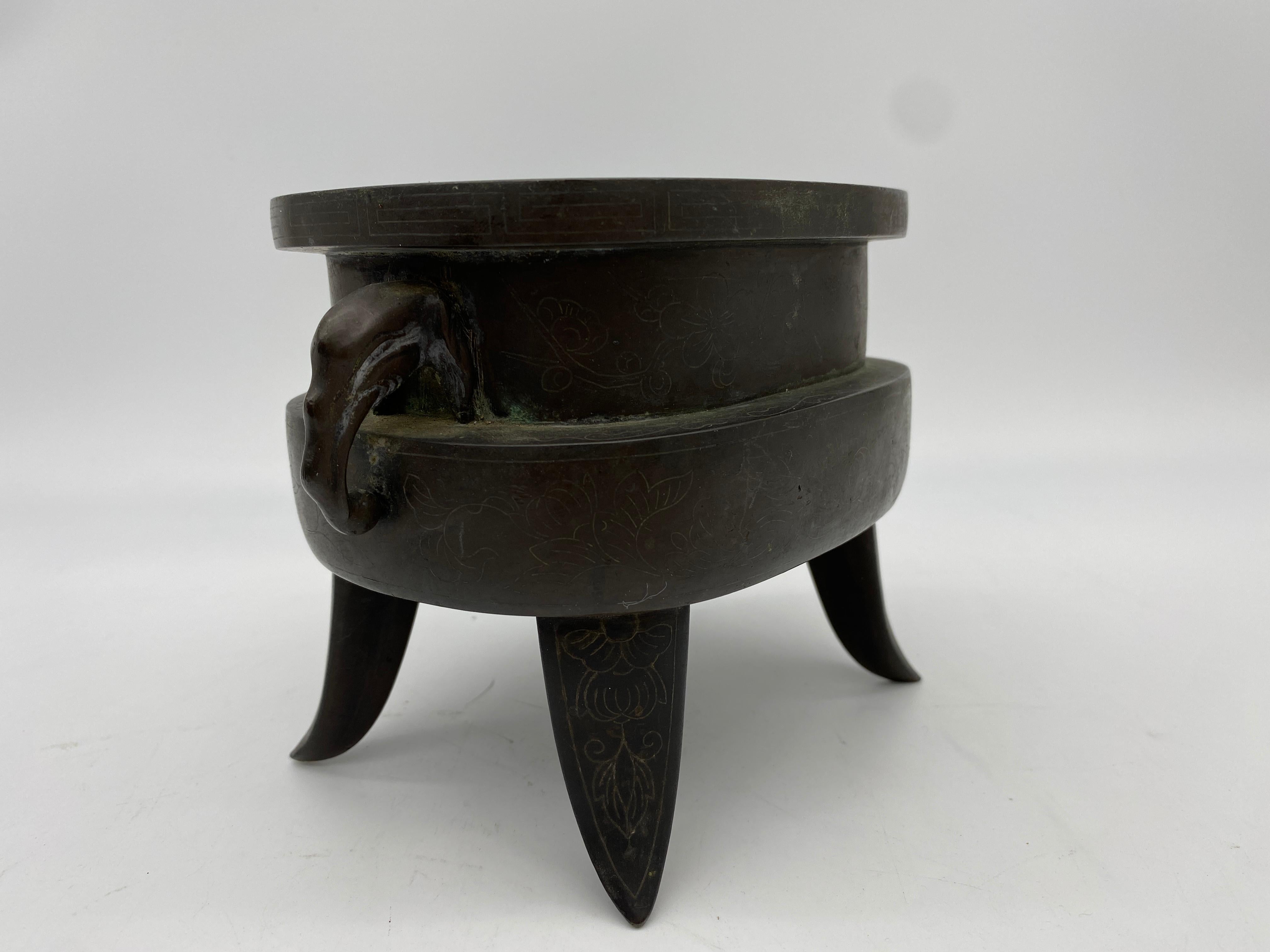 Encensoir ancien en bronze à deux anses avec poignées en forme d'éléphants, dynastie Qing, Chine en vente 4