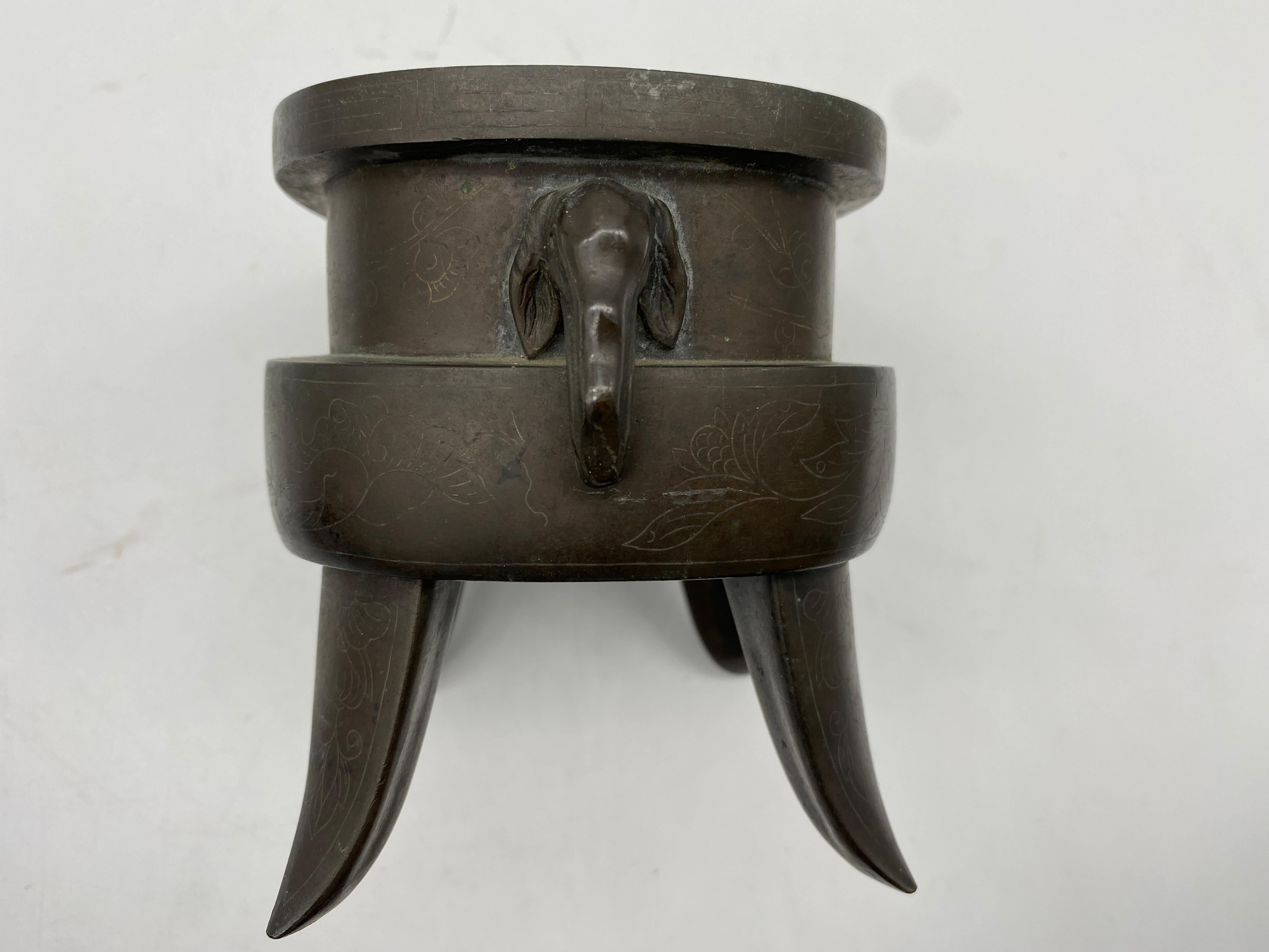 Antike Qing Dynasty Chinese Twin Handle Bronze Weihrauchfass mit Elefanten Griffe im Angebot 6