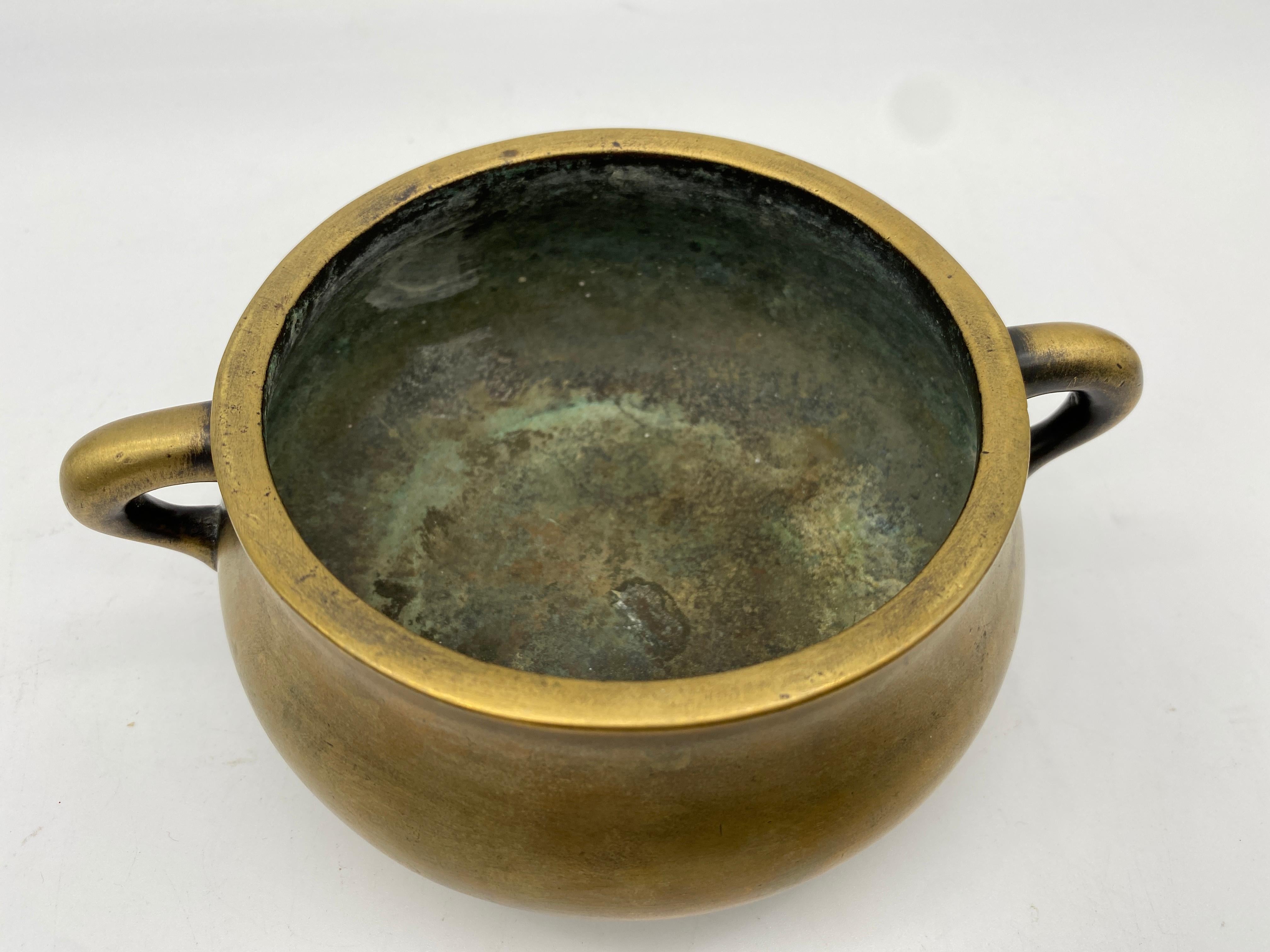 18th Century Antique Qing Dynasty Chinese Twin Handled Bronze Censer Xuande Marks to Base  For Sale