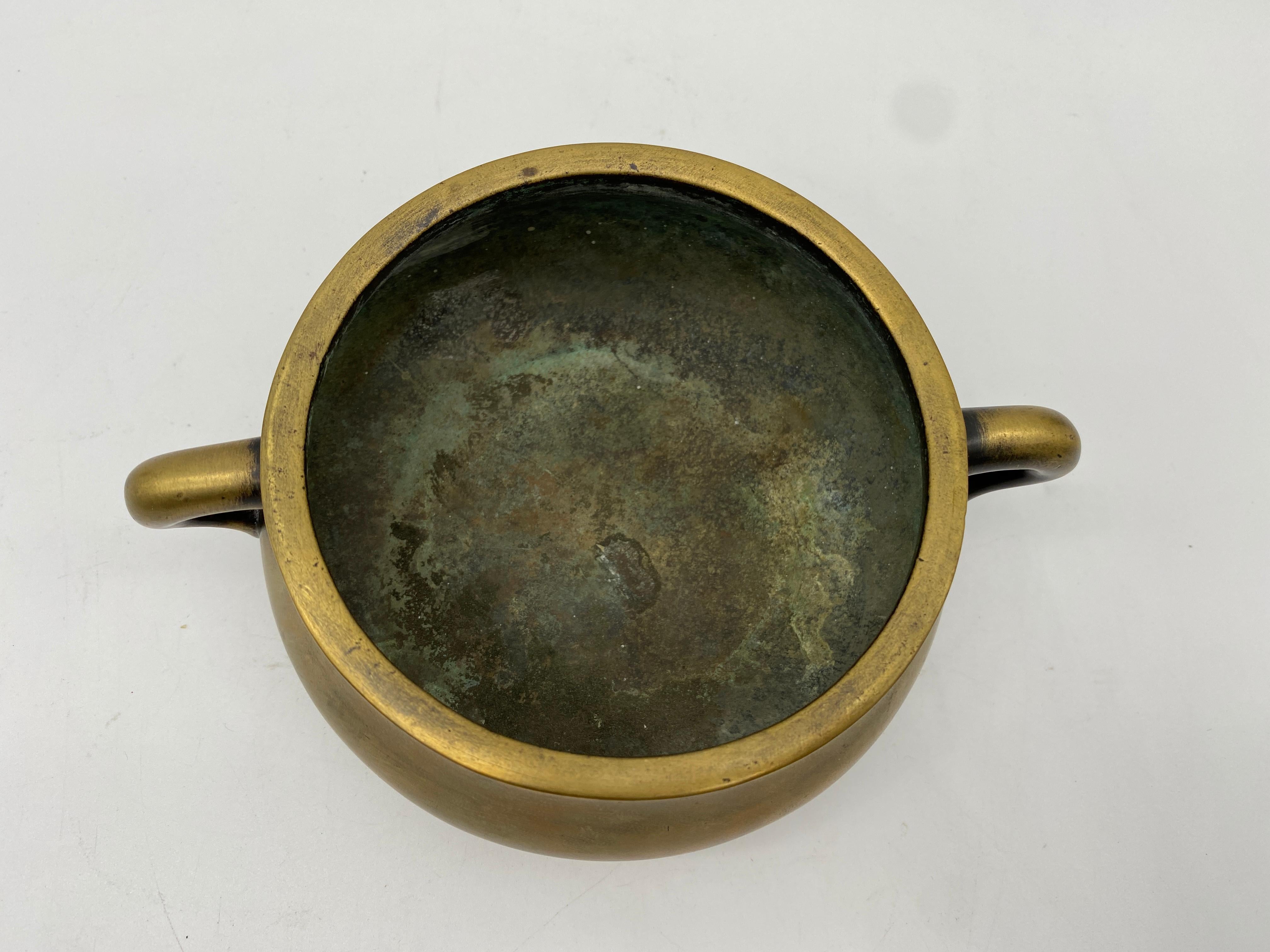 Ancien encensoir en bronze à deux anses de la dynastie Qing, marque Xuande à la base  en vente 2