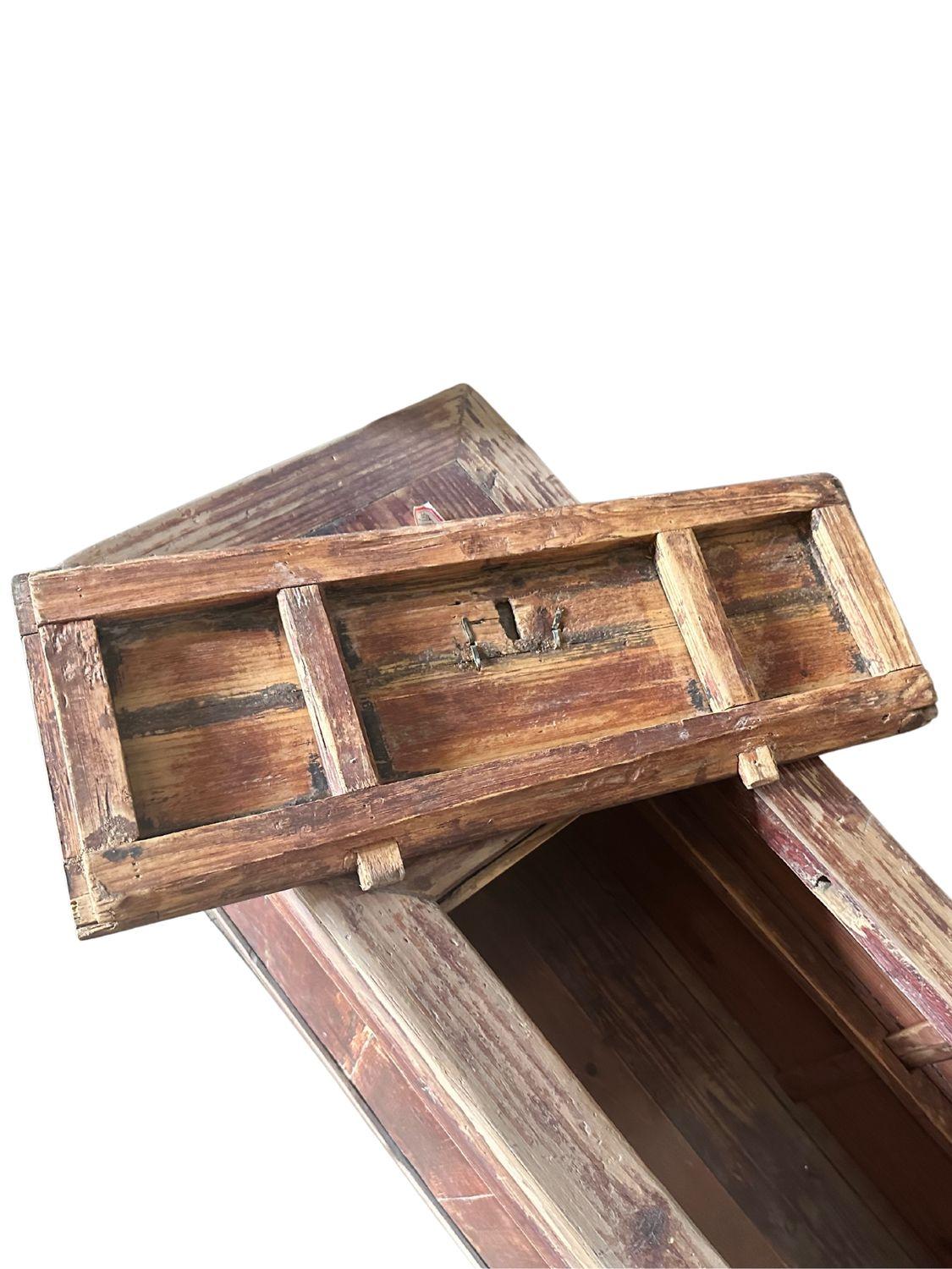 Antique Qing Dynasty Elm Wood Chest In Good Condition For Sale In Jimbaran, Bali
